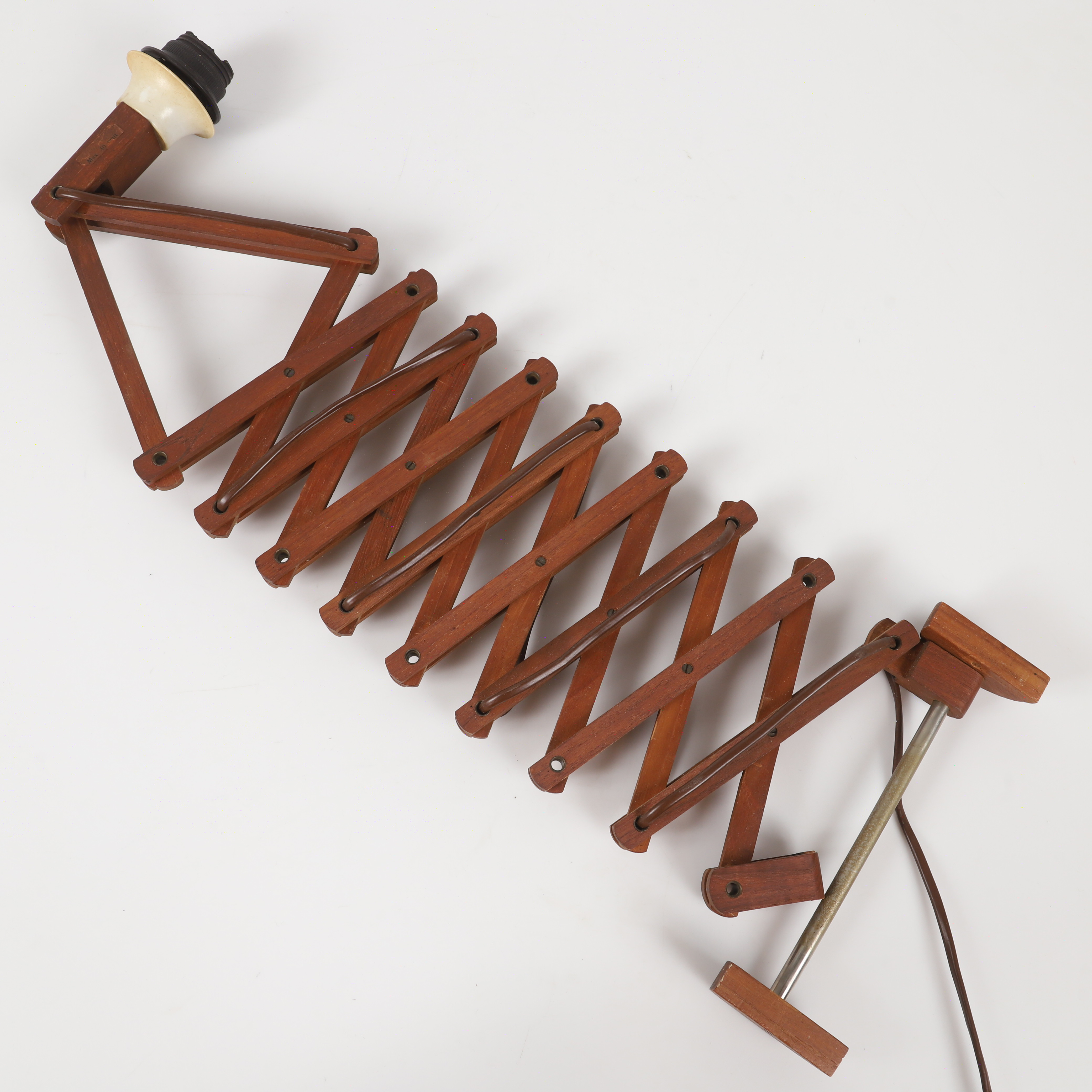 VÄGGLAMPA, sk. saxlampa, teak, 1900-talets mitt.