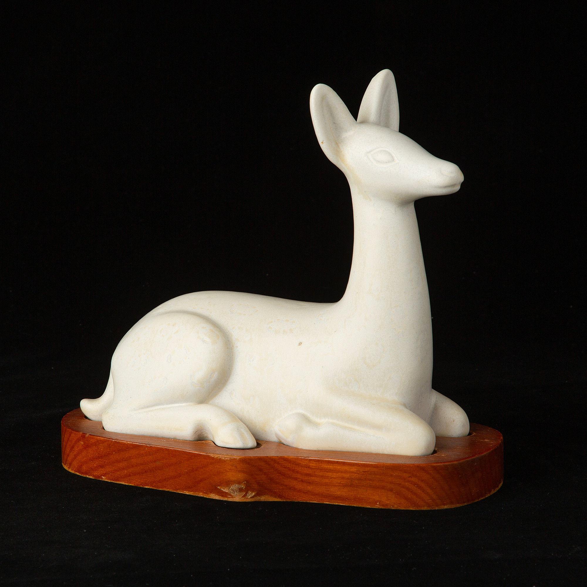 GUNNAR NYLUND. Figurin, vilande rådjur, glaserat stengods, Rörstrand.