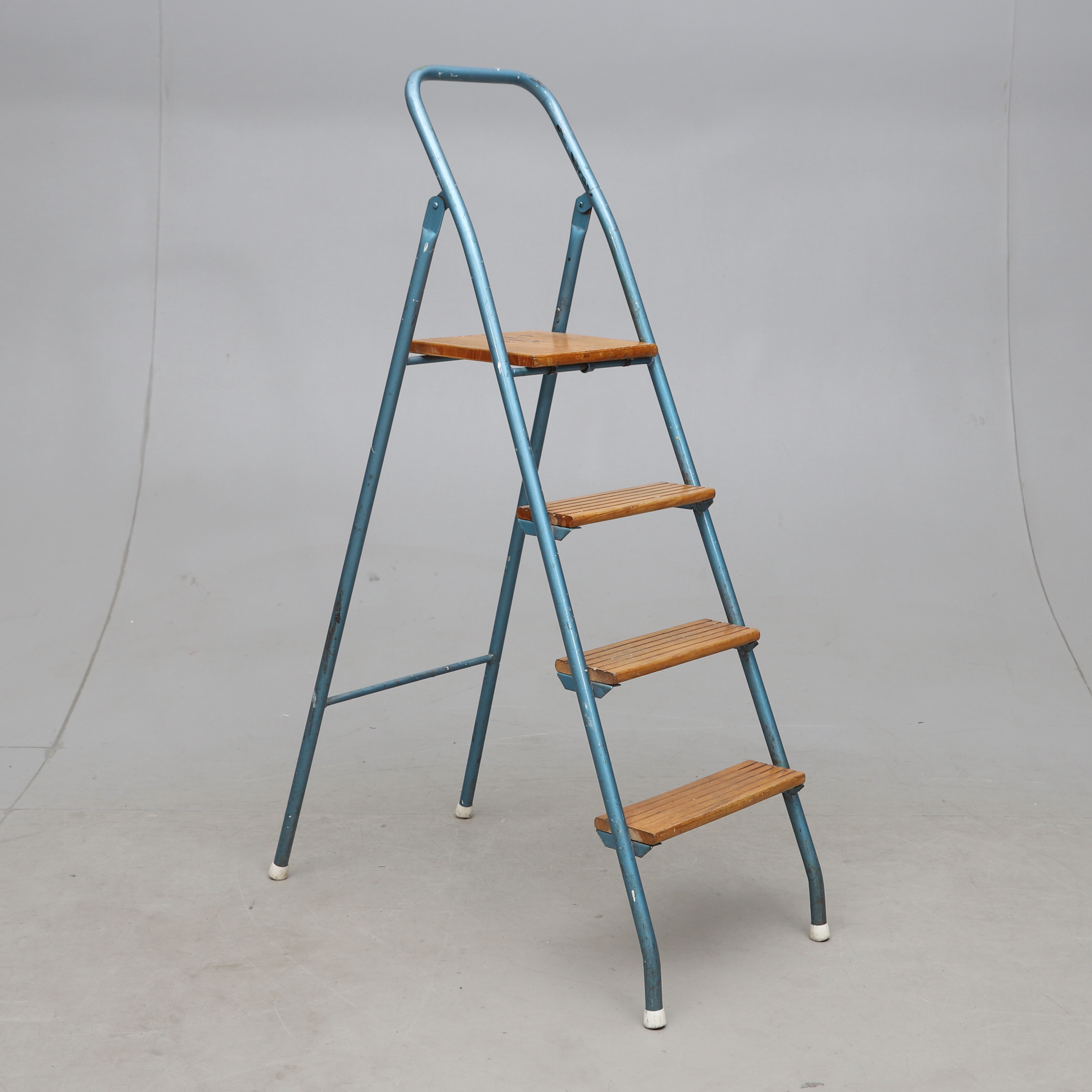 TRAPPSTEGE, 4 steg, stålrör och trä, 1900-talets andra hälft.