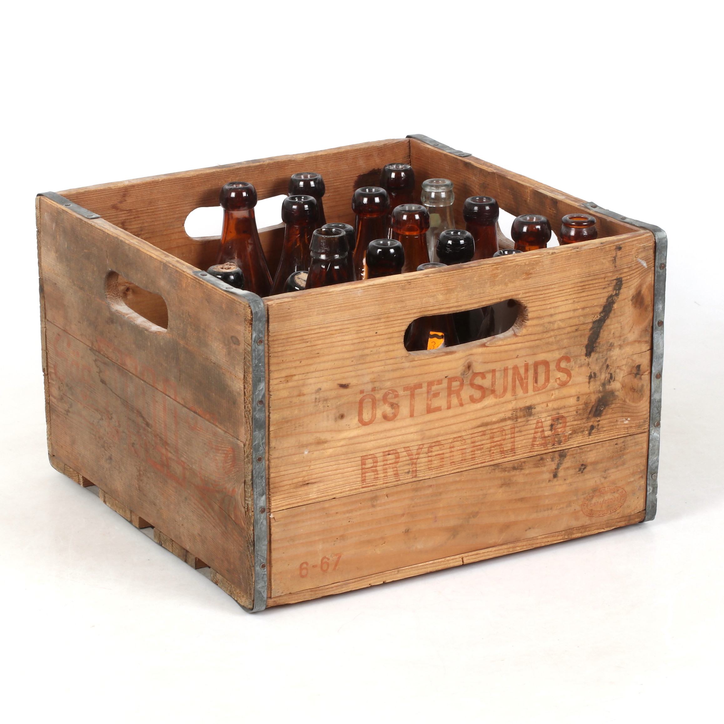 TRÄBACK, med 18 glasflaskor, 1900-tal.