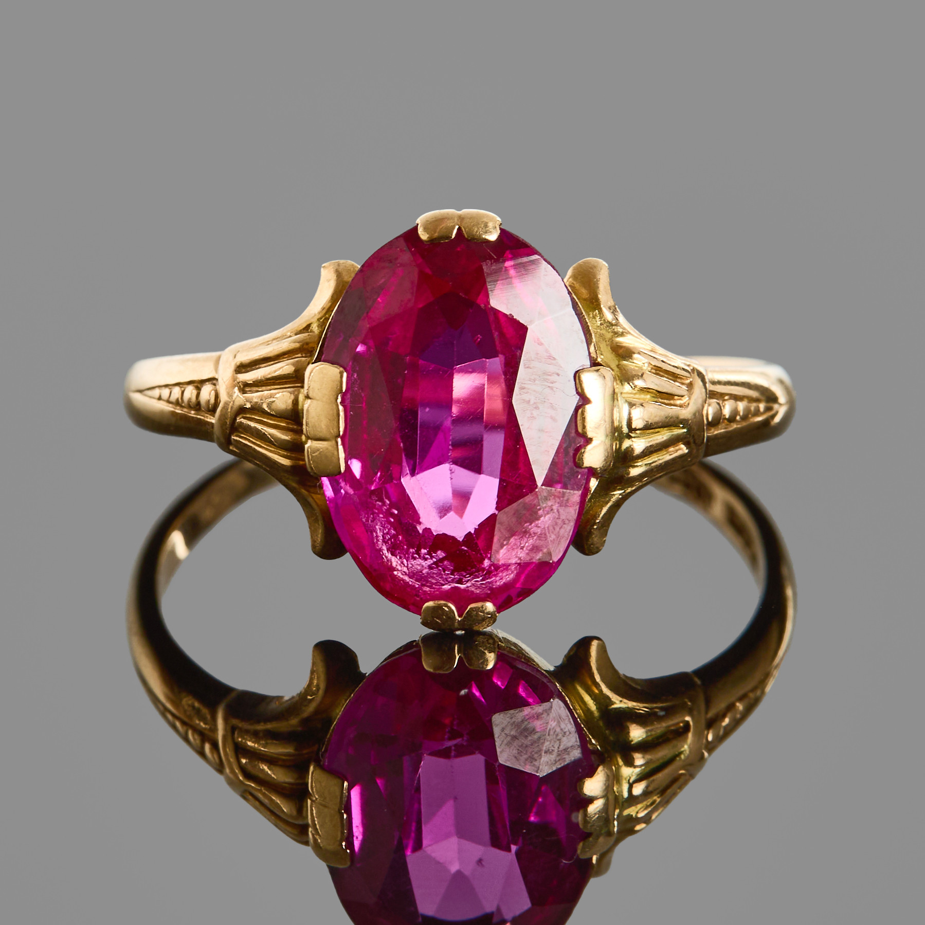 RING, 18k guld med en syntetisk rubin.