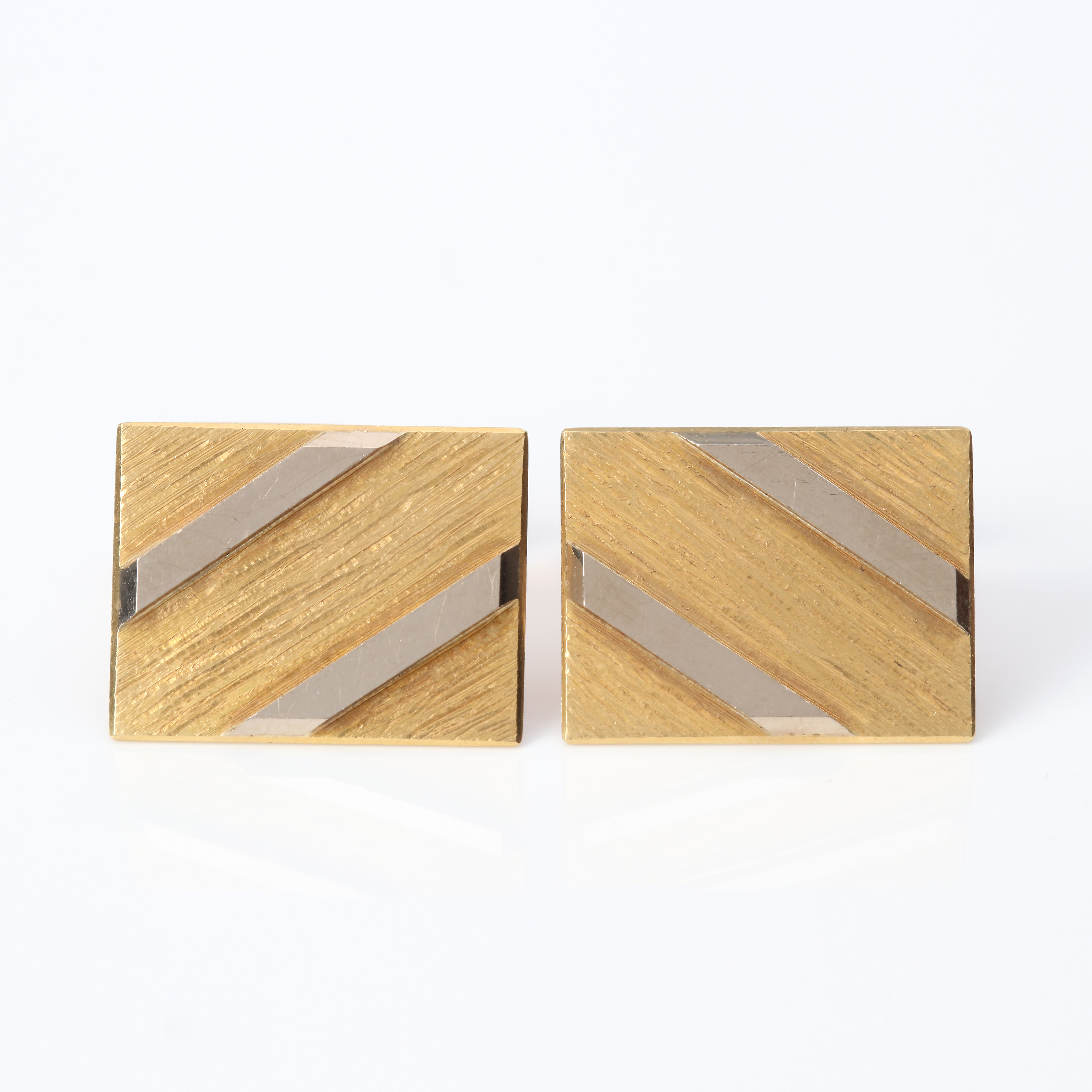 MANSCHETTKNAPPAR, ETT PAR. 18k guld med detaljer i vitguld, totalvikt ca 11,0 gram.