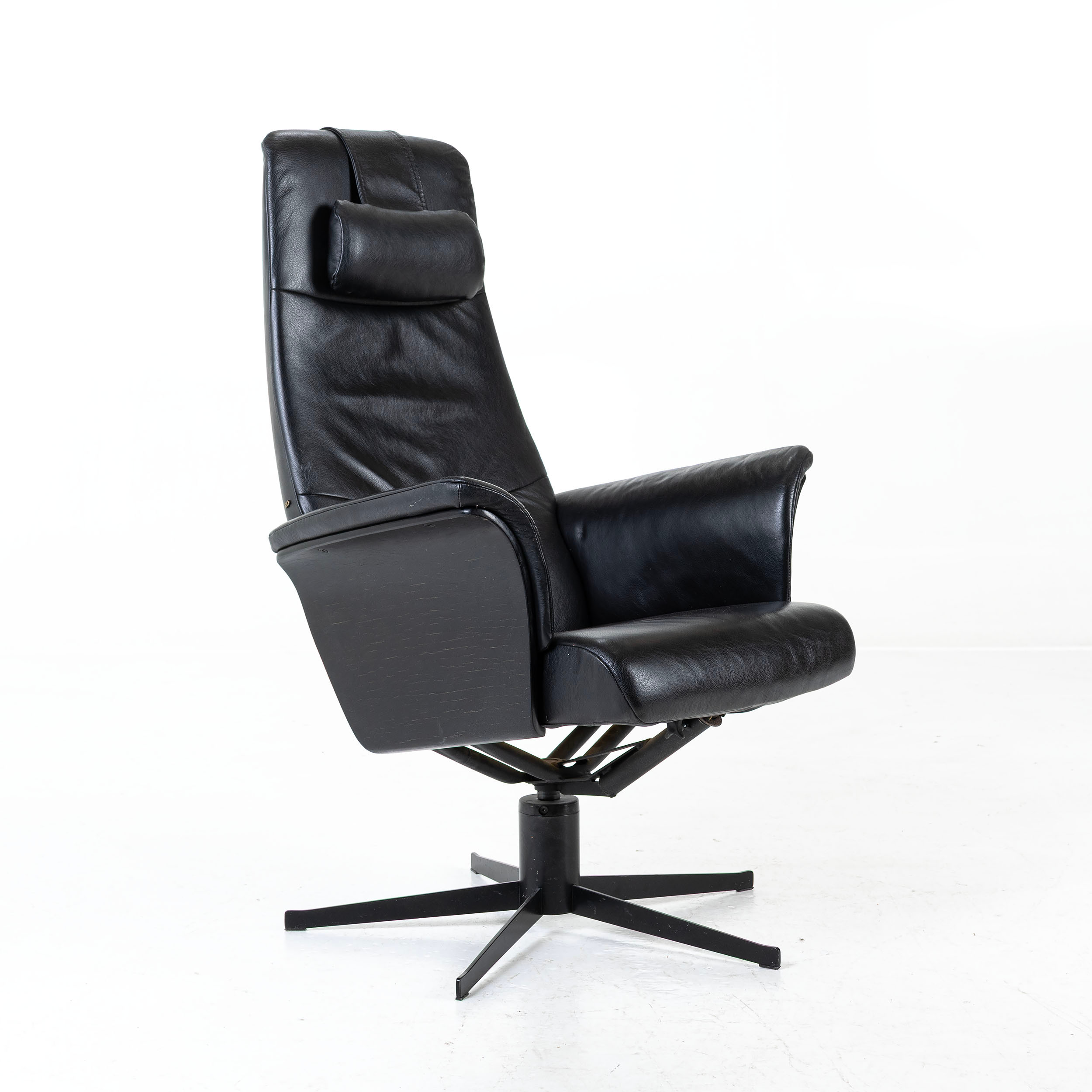 SNURRFÅTÖLJ, skinnklädsel, "Avant", BD Möbel, Finland.