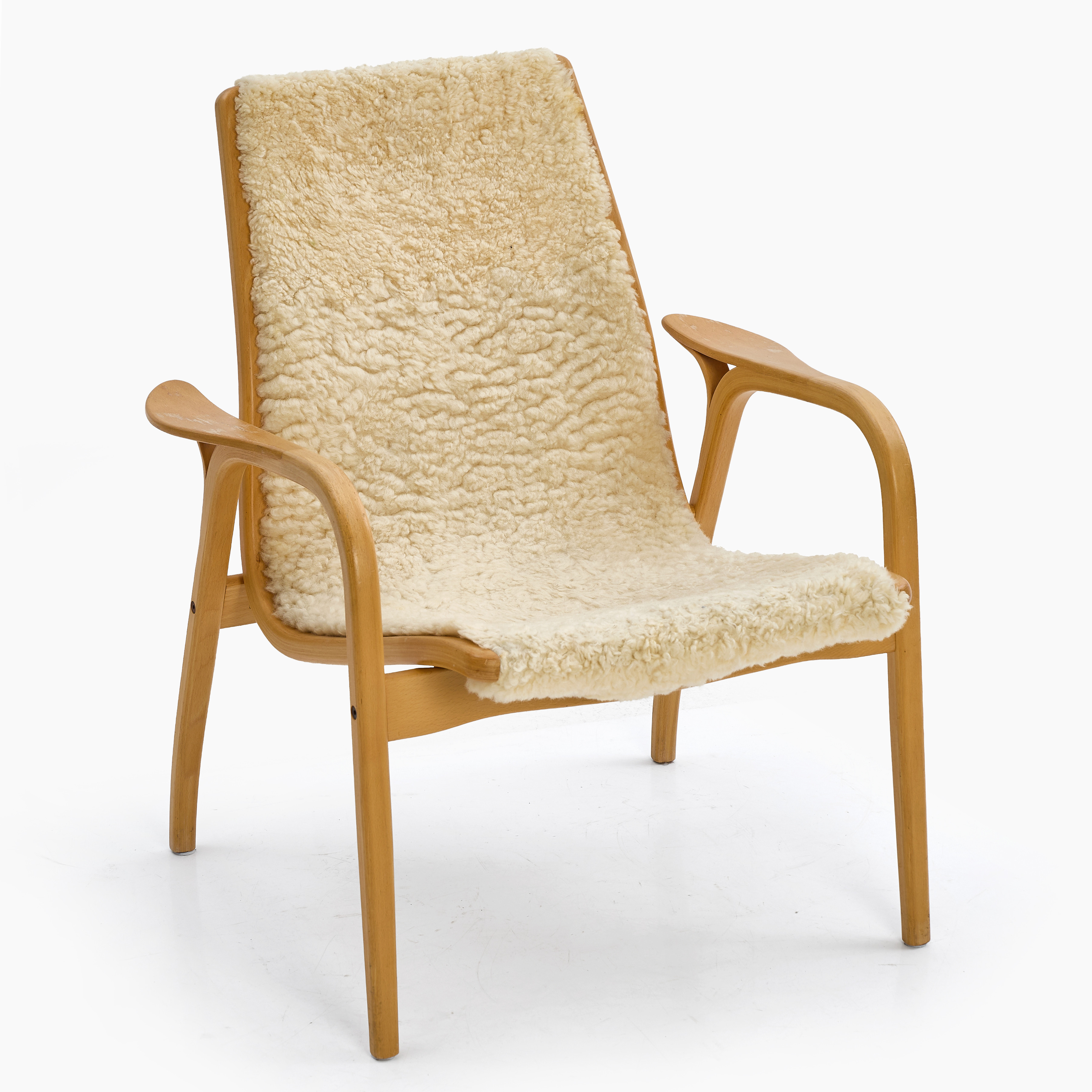 YNGVE EKSTRÖM (SVERIGE, 1913–1988). fåtölj, "Laminett", Swedese, brännmärkt, stomme bok, sits i vitt fårskinn.