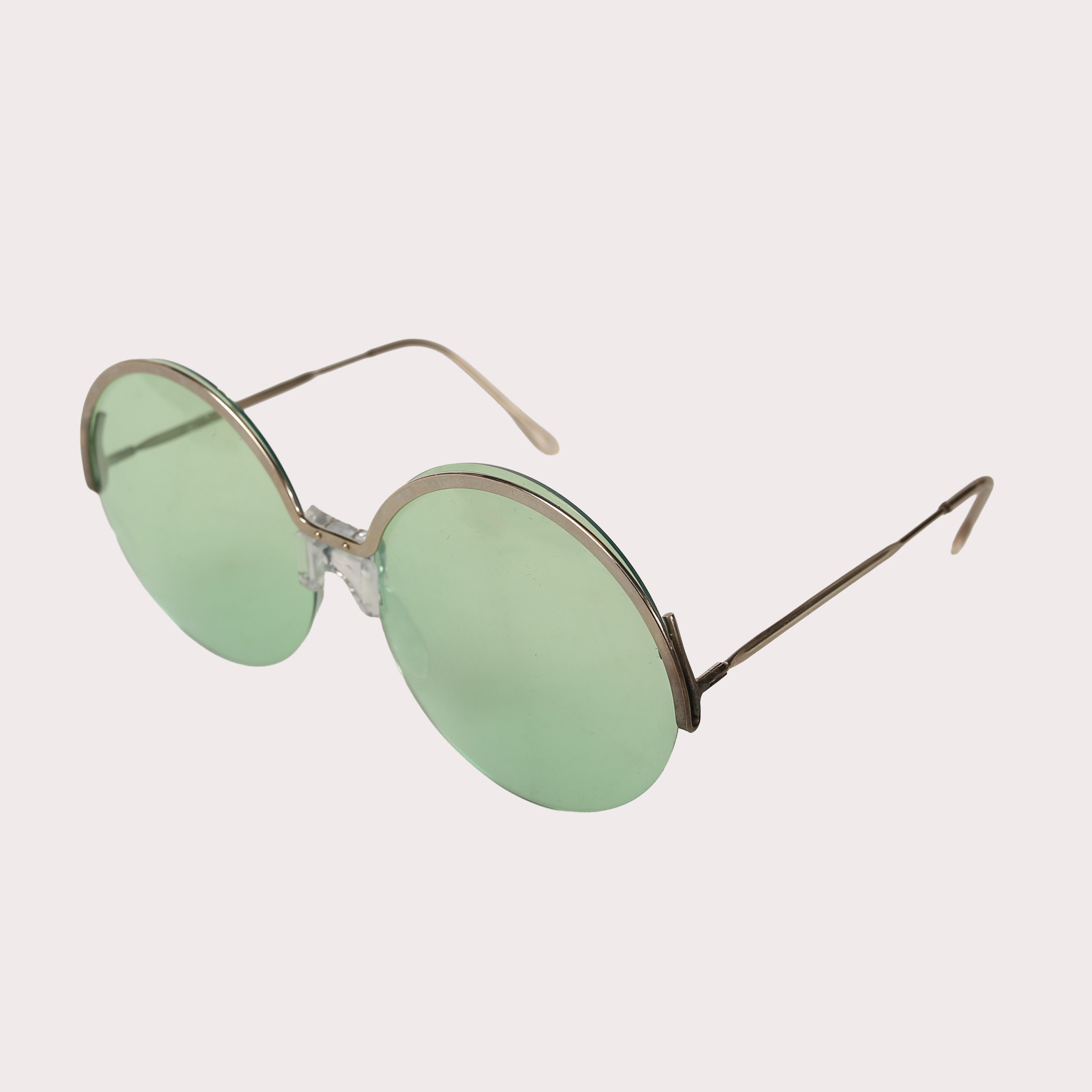 SOLGLASÖGON, ett par, med 3 par olikfärgade, glas, som kan skiftas. Omkring 1900-talets tredje fjärdedel.