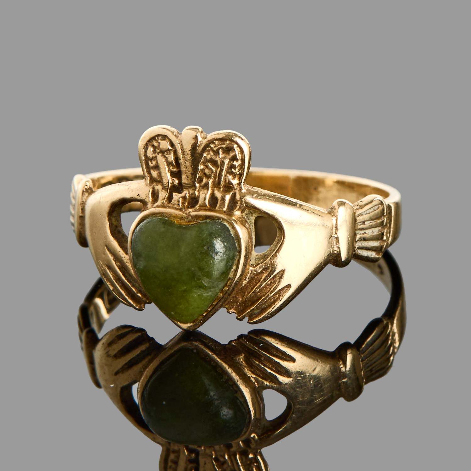 CLADDAGH RING, 9k guld, hjärtformad connemara marmor, England.