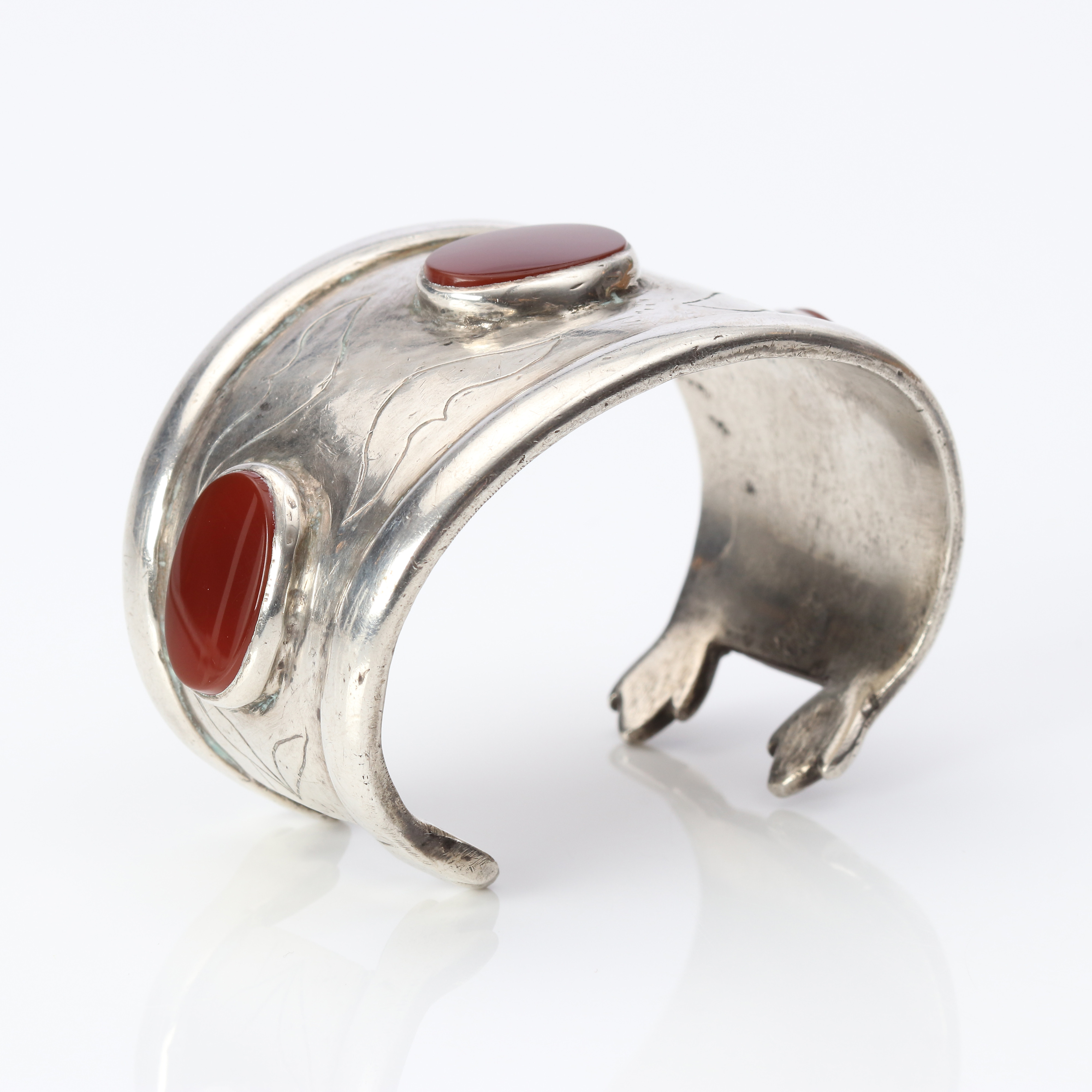 ARMBAND. Silver med planslipad karneol, totalvikt ca 96,3 gram.