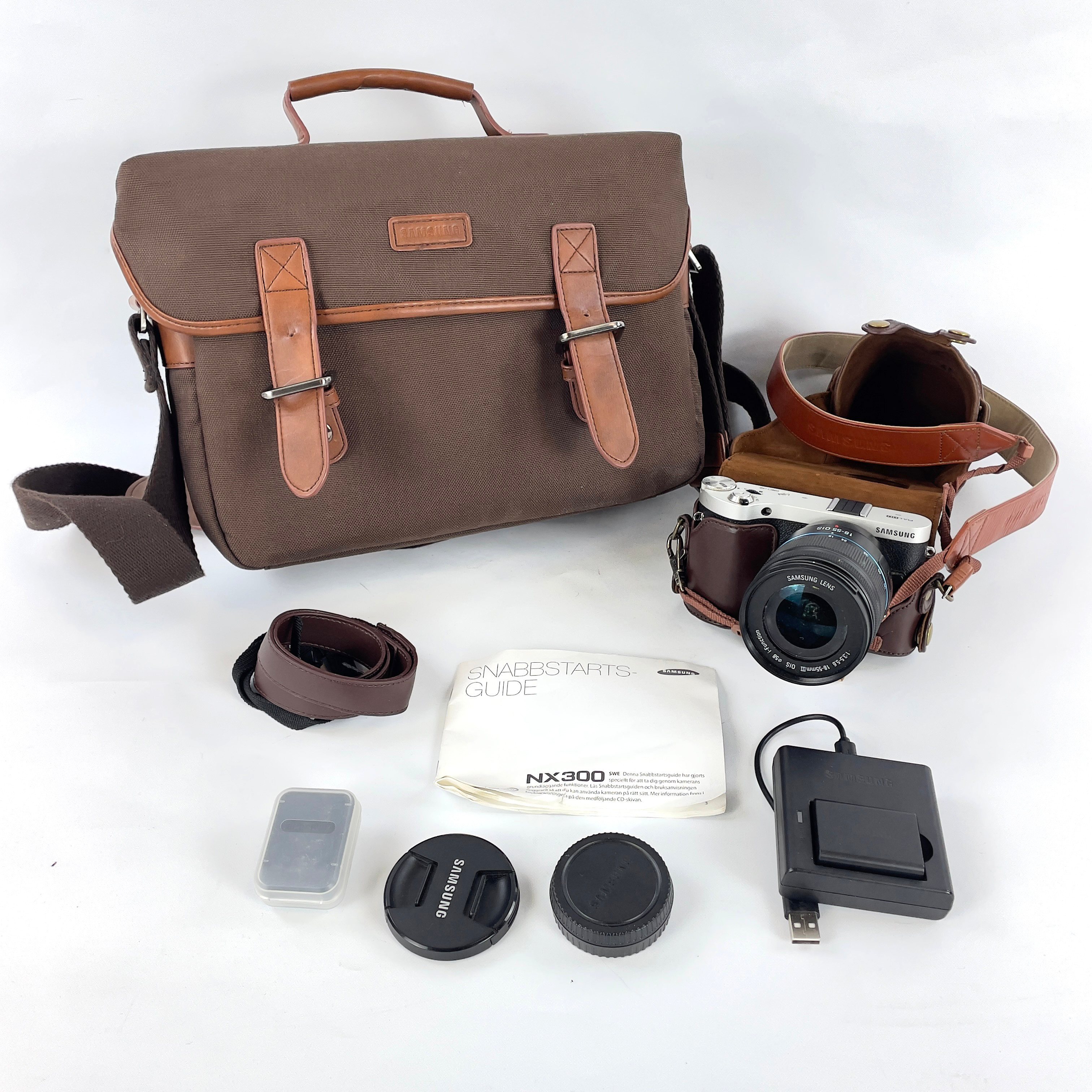 SAMSUNG NX300. Digital systemkamera, med objektiv, förvaringsväska och tillbehör.