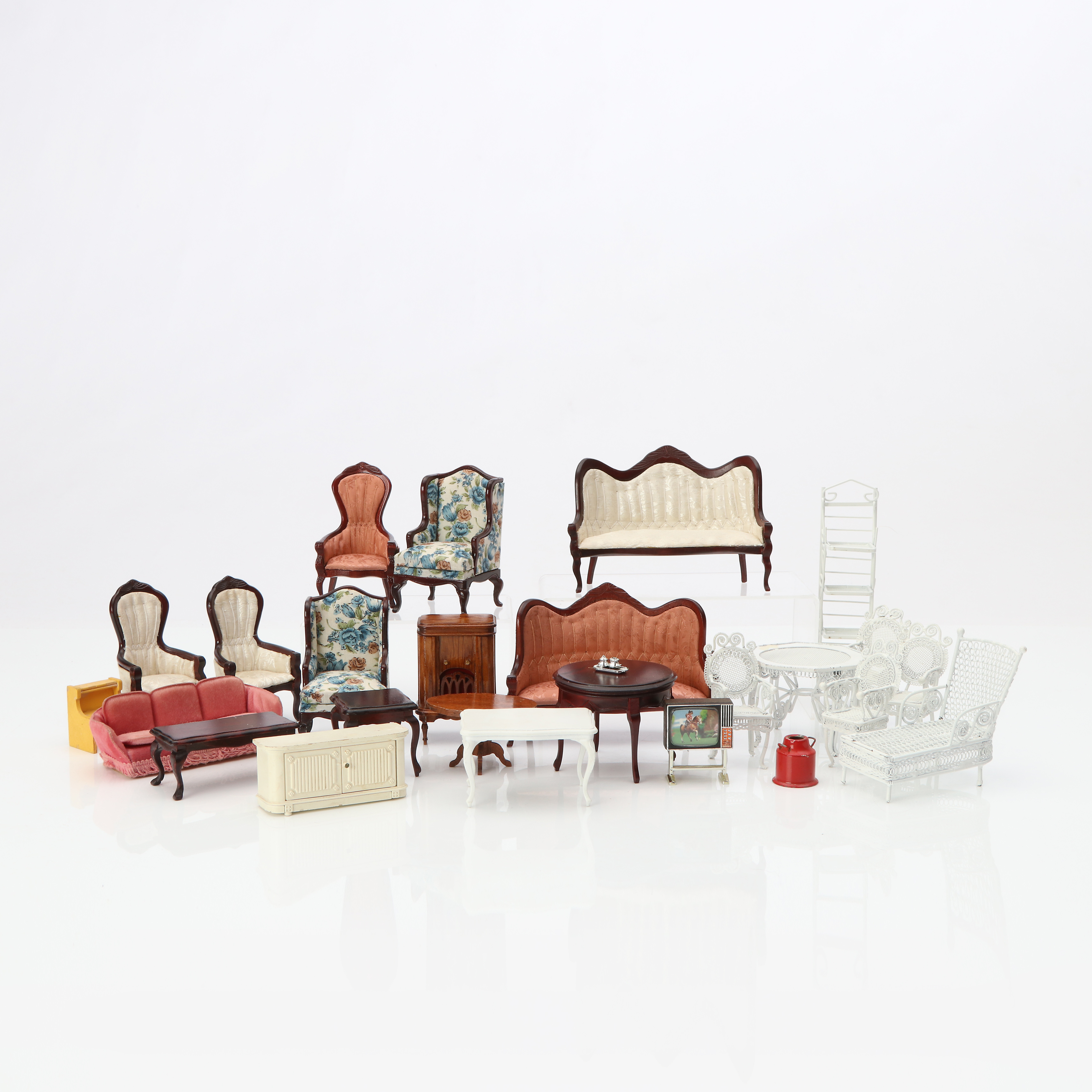 PARTI DOCKMÖBLER. Trä, metall, textil m.m. 1900-tal.