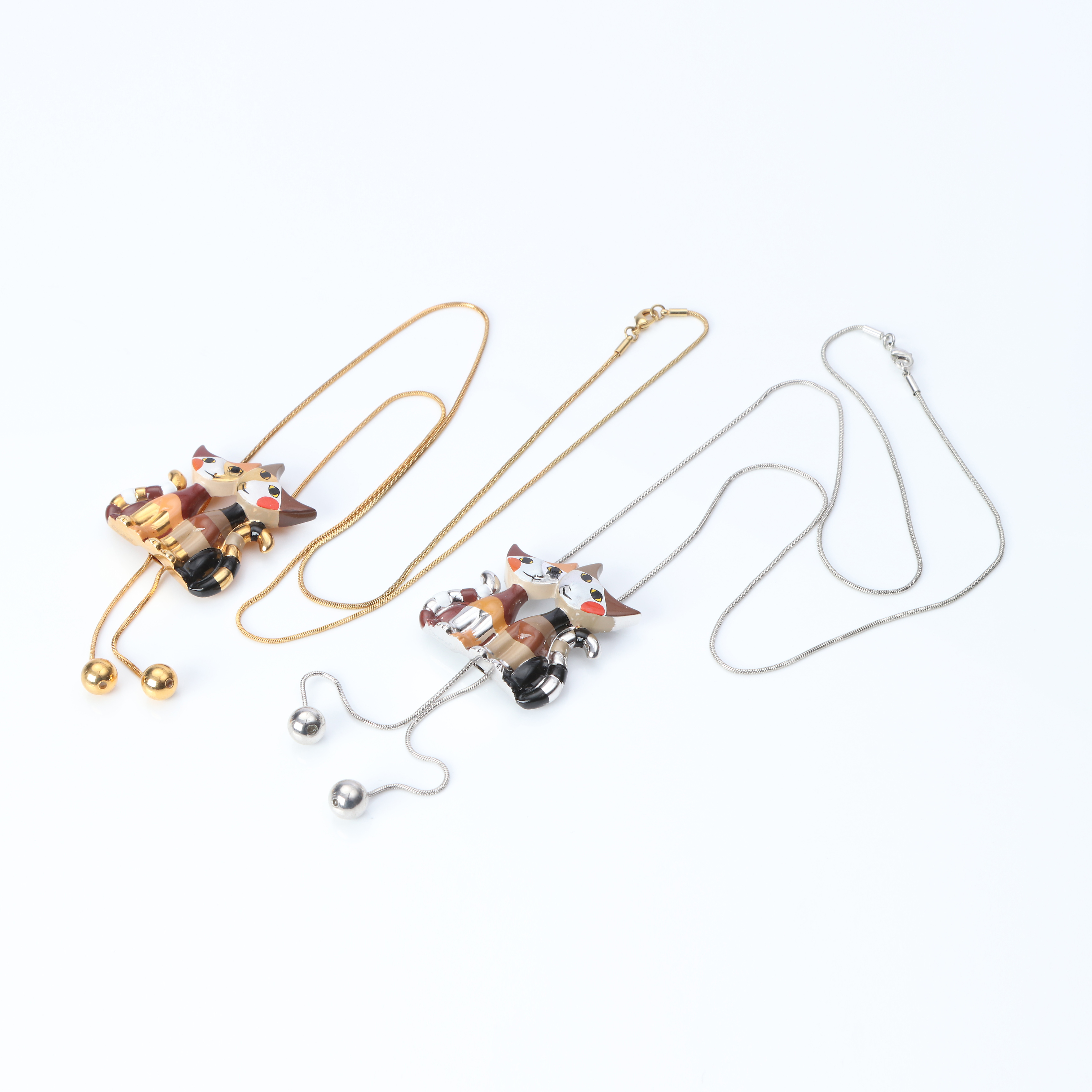 ROSINA WACHTMEISTER, HALSSMYCKEN, TVÅ ST. Förgylld bemålad metall.