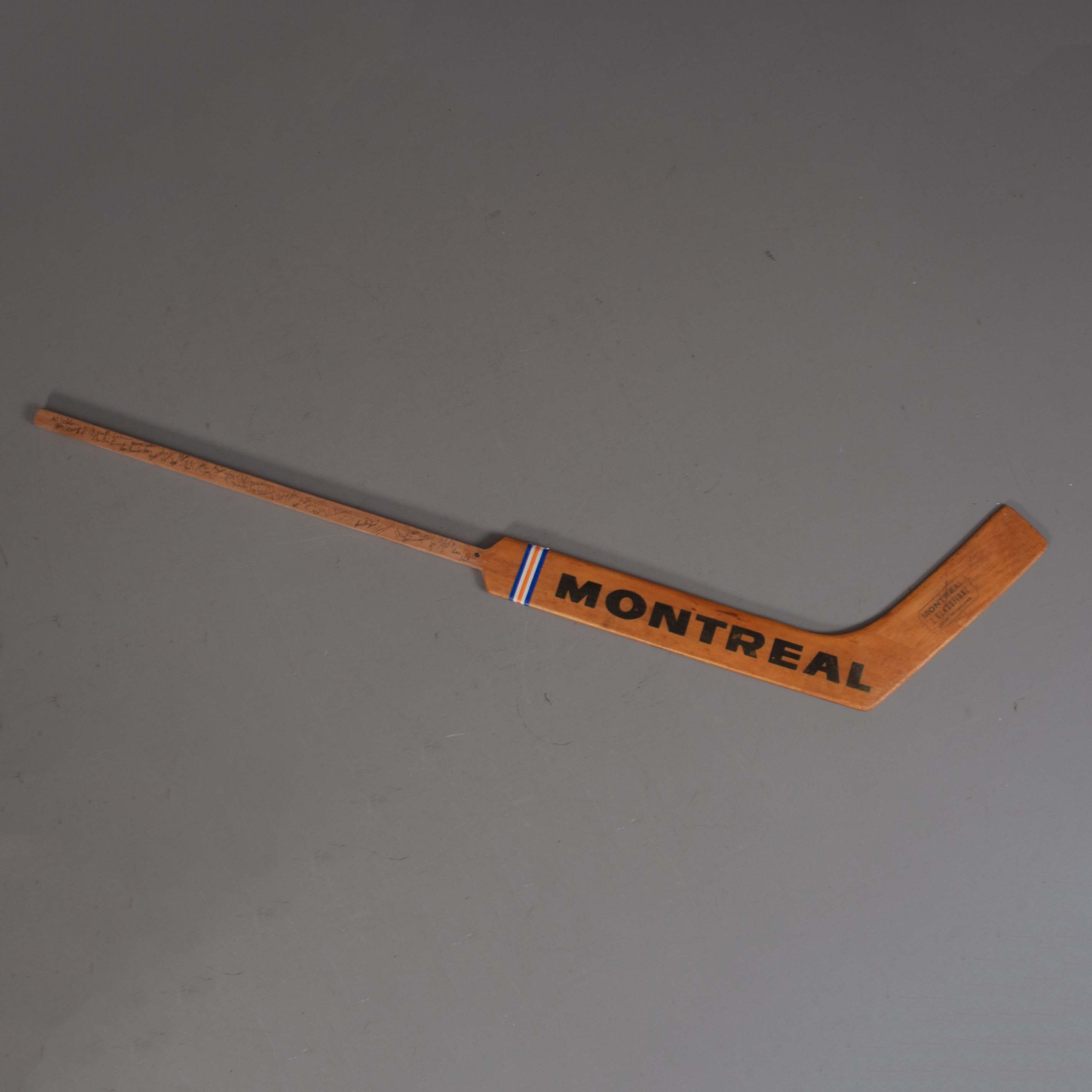 ISHOCKEY. Målvaktsklubba med autografer, Brynäs IF SM-mästare 1971–72, bl.a. Börje Salming.