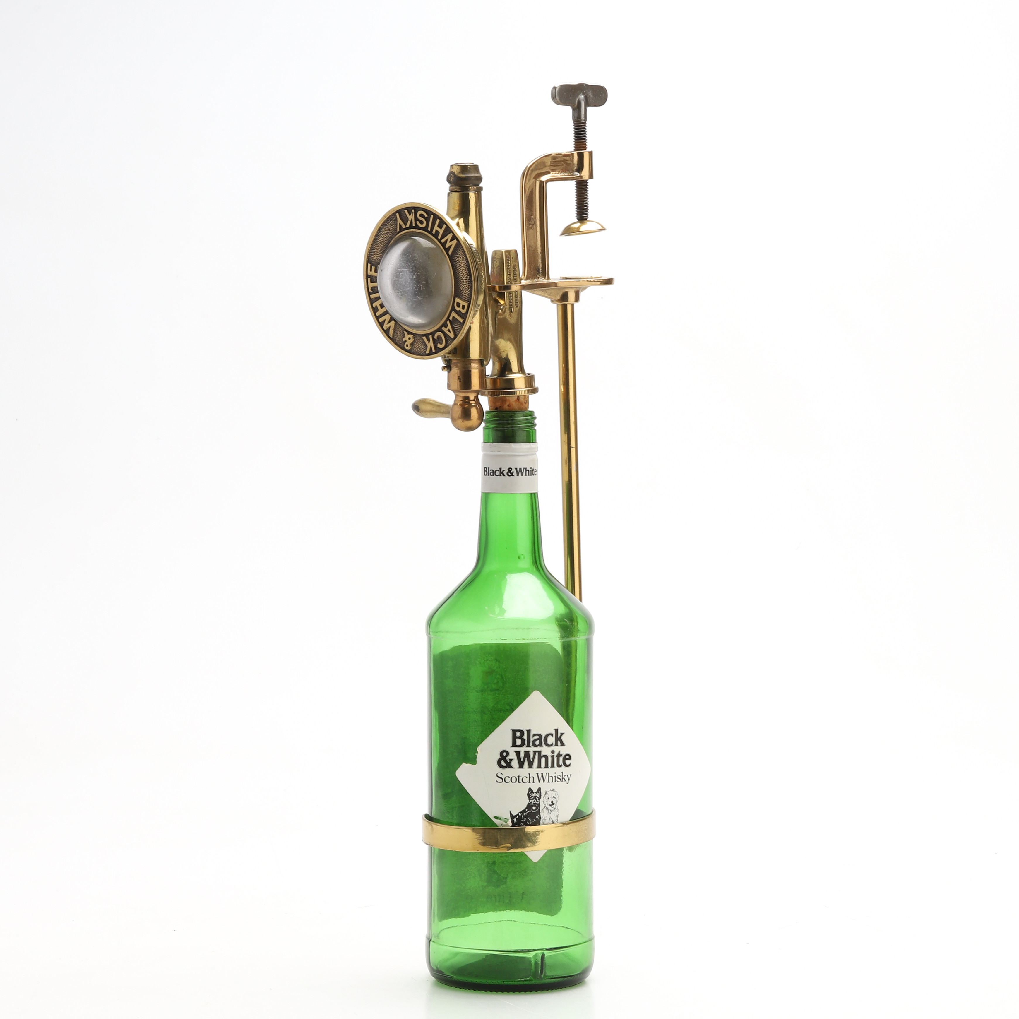 WHISKY BLACK & WHITE, märkt BASKELL & CHAMBERS SOLE MAKERS, mässing, tap för flaskor. 1900-talets mitt.