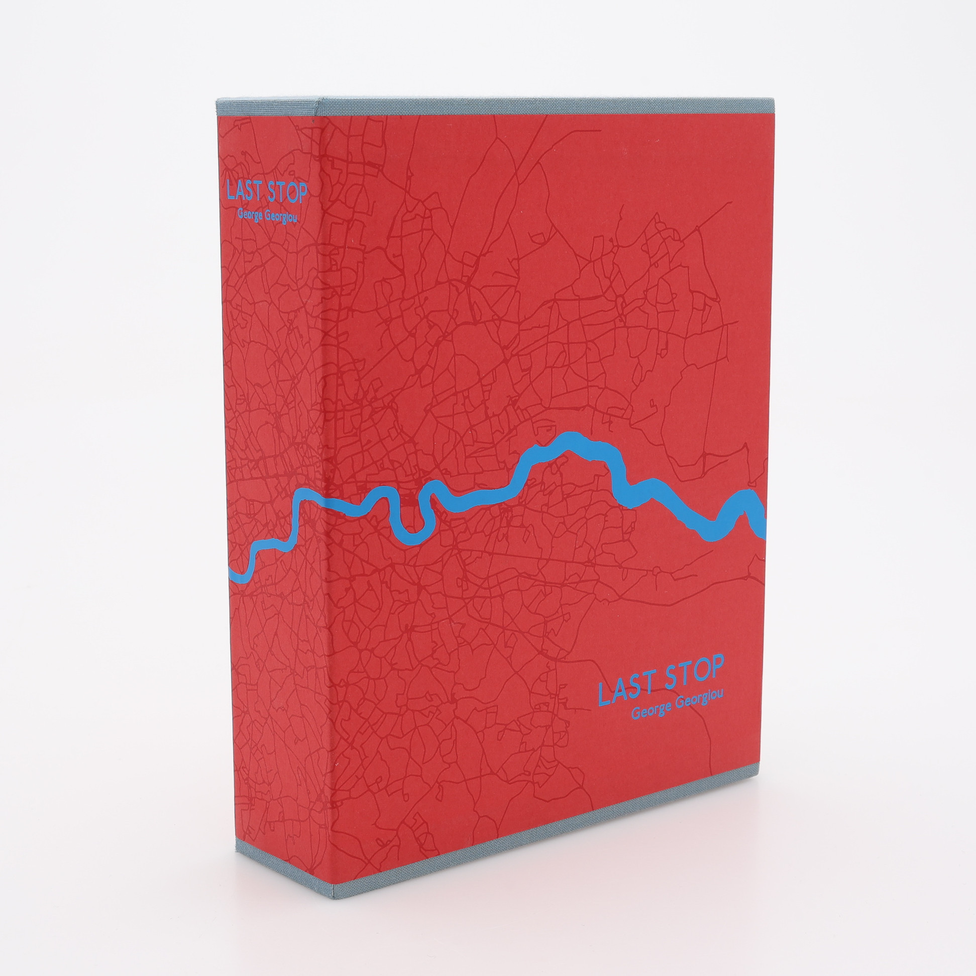 FOTO. DEN BRITTISKE FOTOGRAFEN GEORGE GEORGIOUS "LAST STOP" I FÖRSTA UPPLAGAN, 2019 - SIGNERAD.