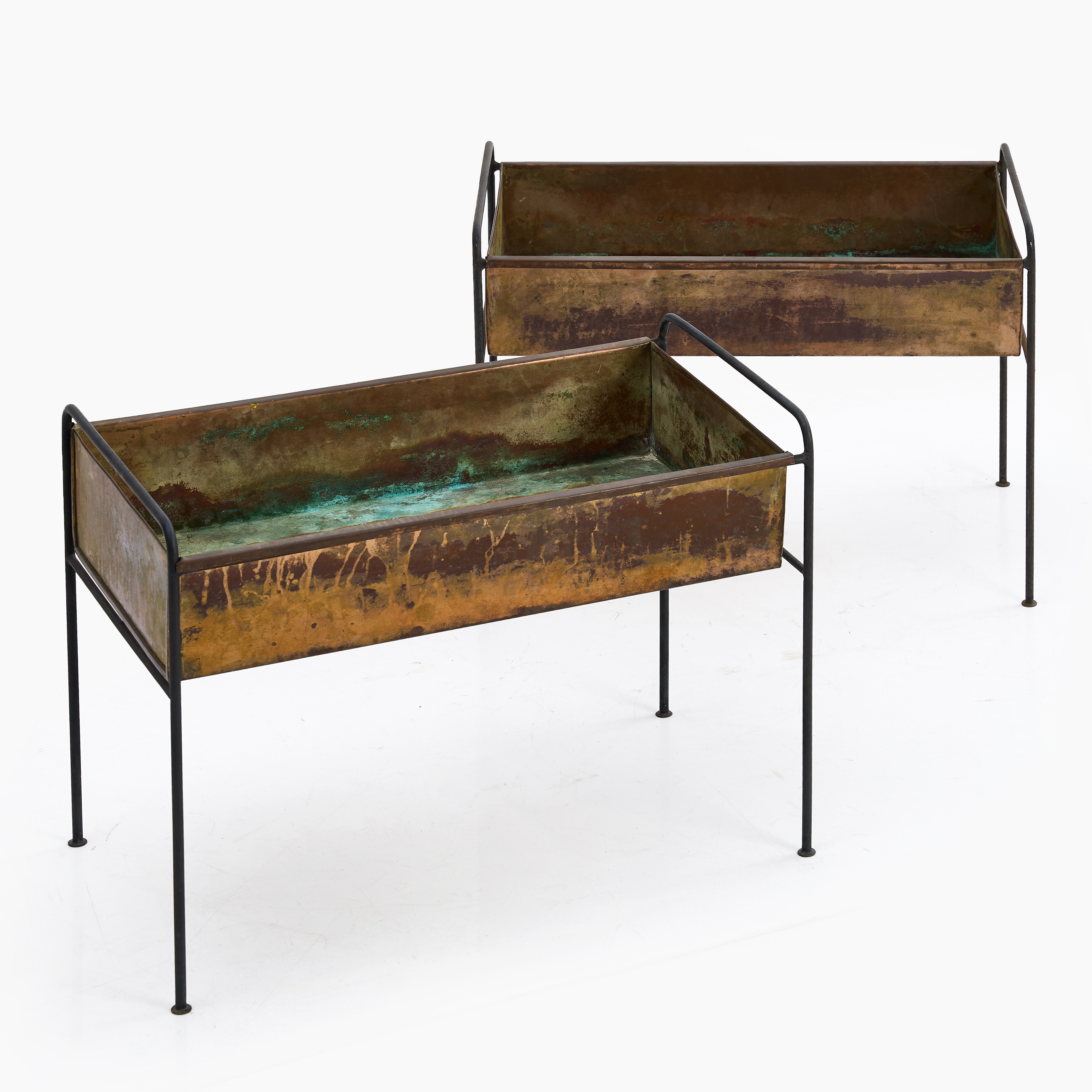 BLOMBORD, ett par, 1950/60-tal, stomme i svärtad metall, låda i kopparplåt.