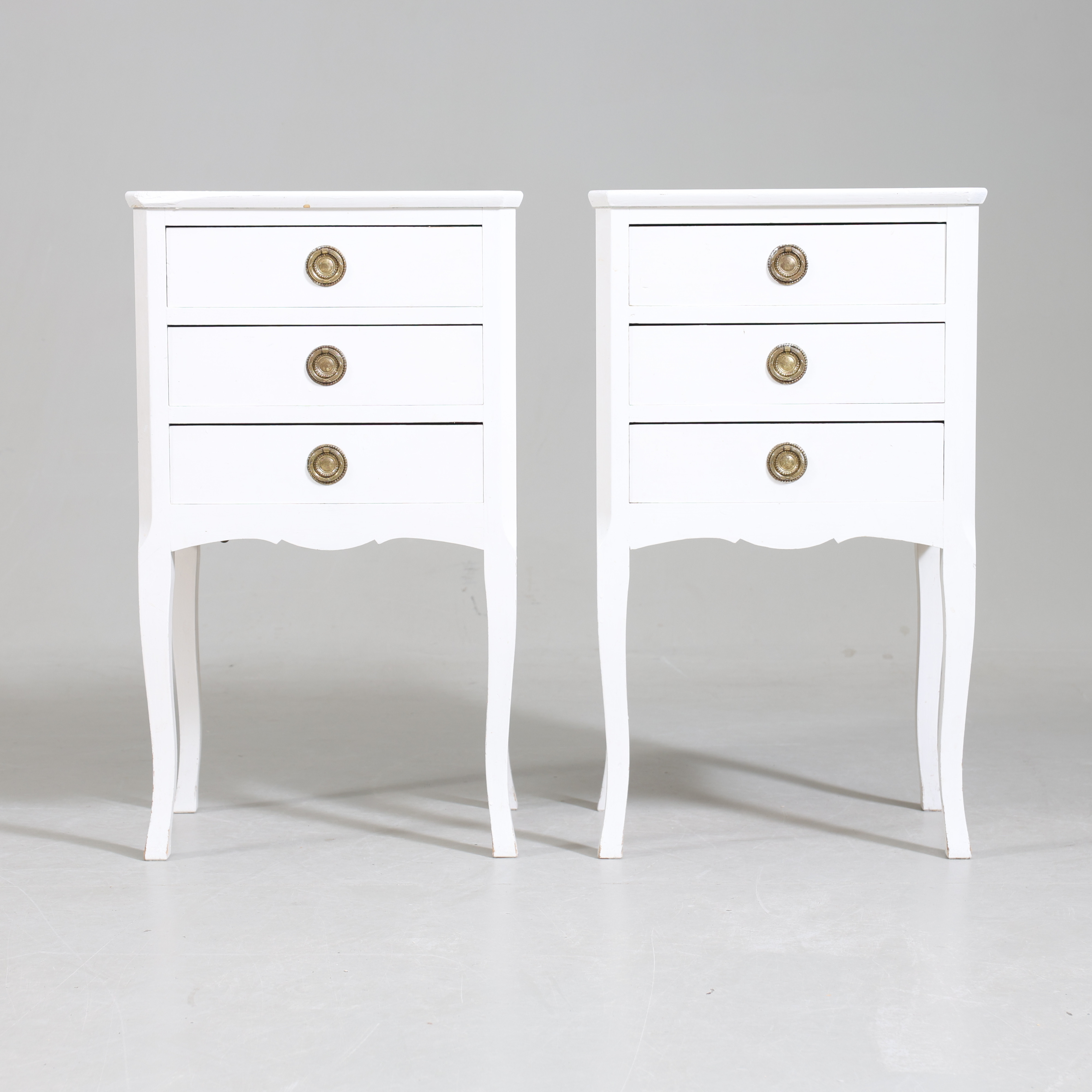 NATTDUKSBORD, 1 par, bemålat trä, Louis XVI-stil, 1900-tal.