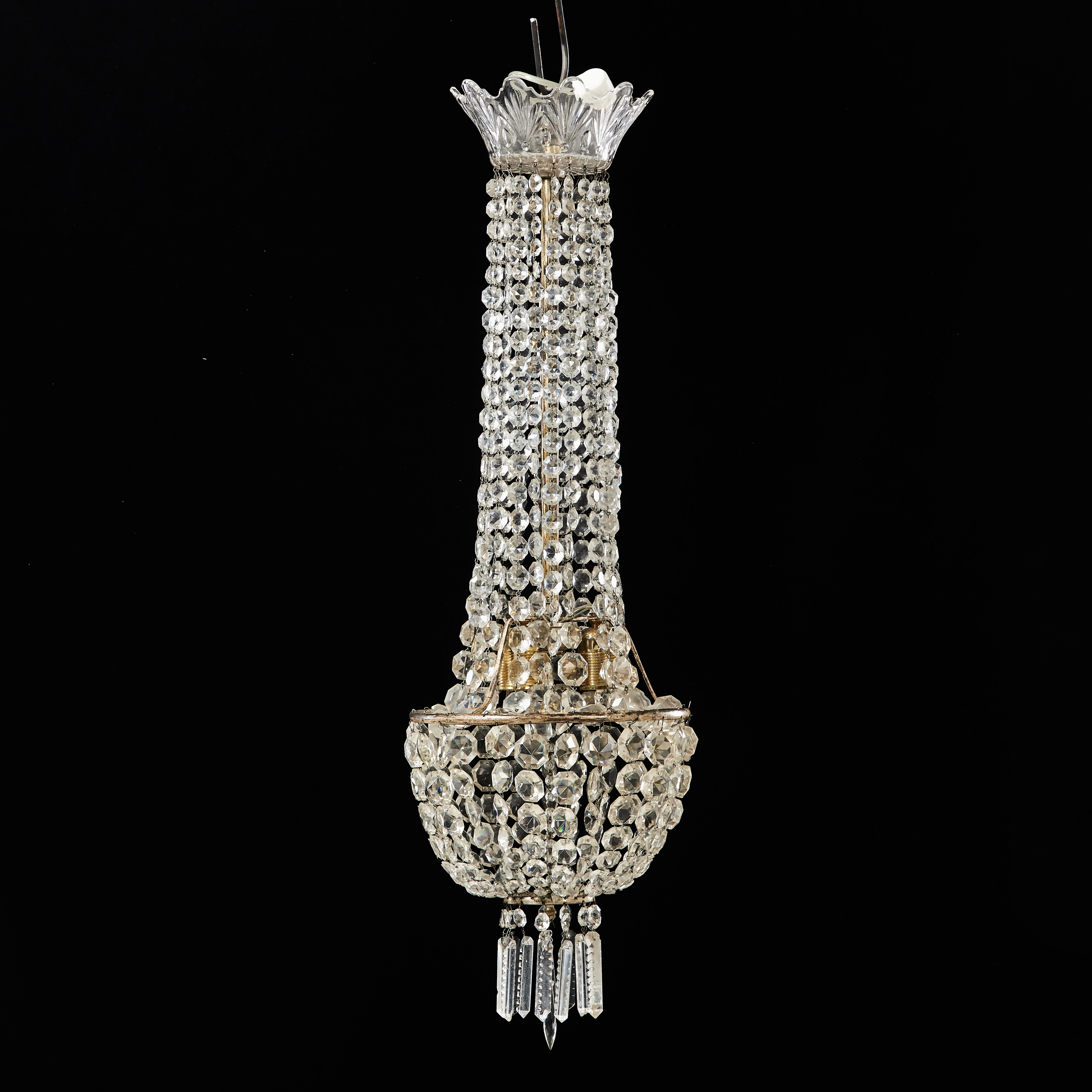 LJUSKRONA, 1900-talets första hälft, behängd med olikformade prismor, stomme i försilvrad metall, tre ljuspunkter.