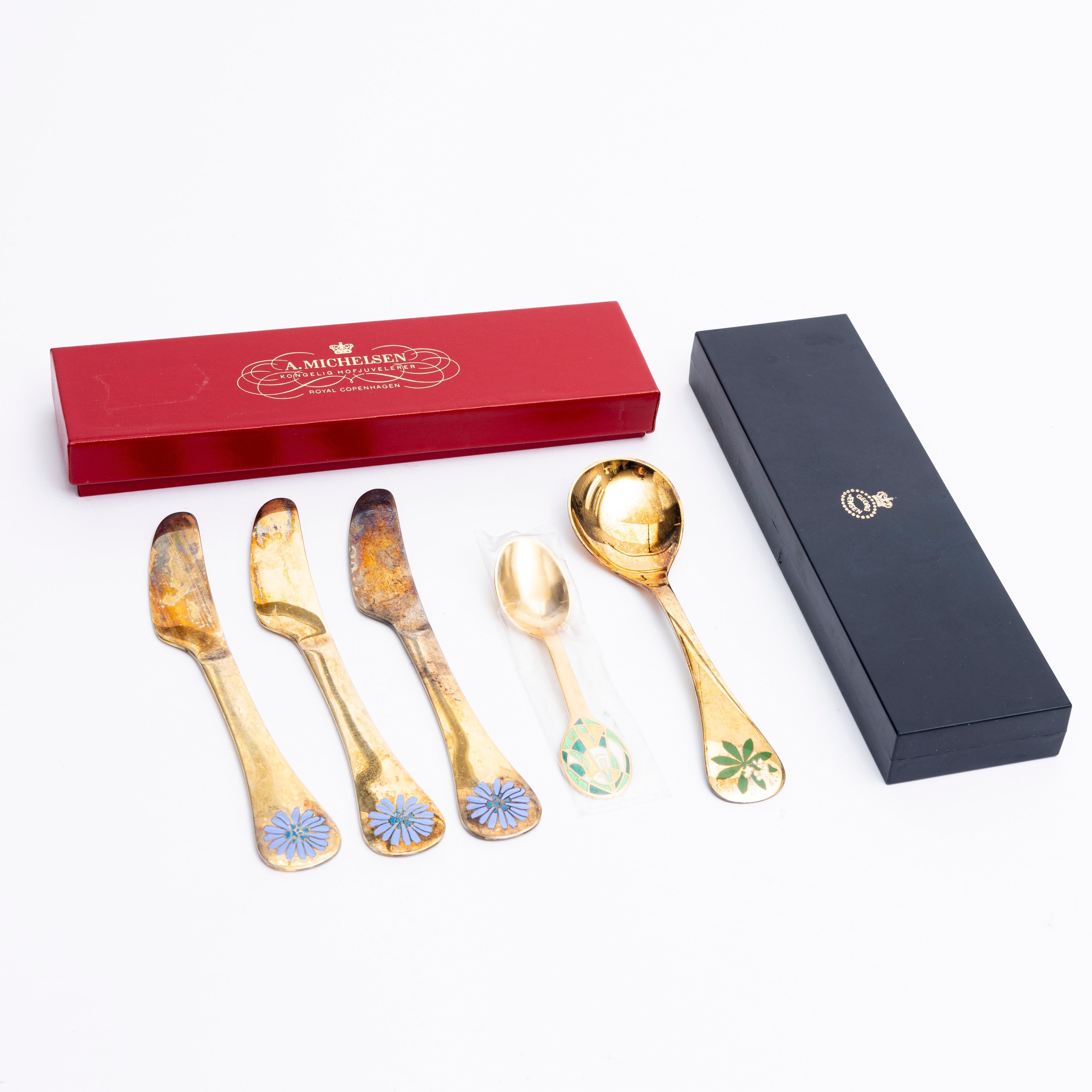 ÅRSBESTICKSDELAR, 5 st, sterlingsilver och emalj, Georg Jensen och Anton Michelsen, Danmark, 1975 och 90.