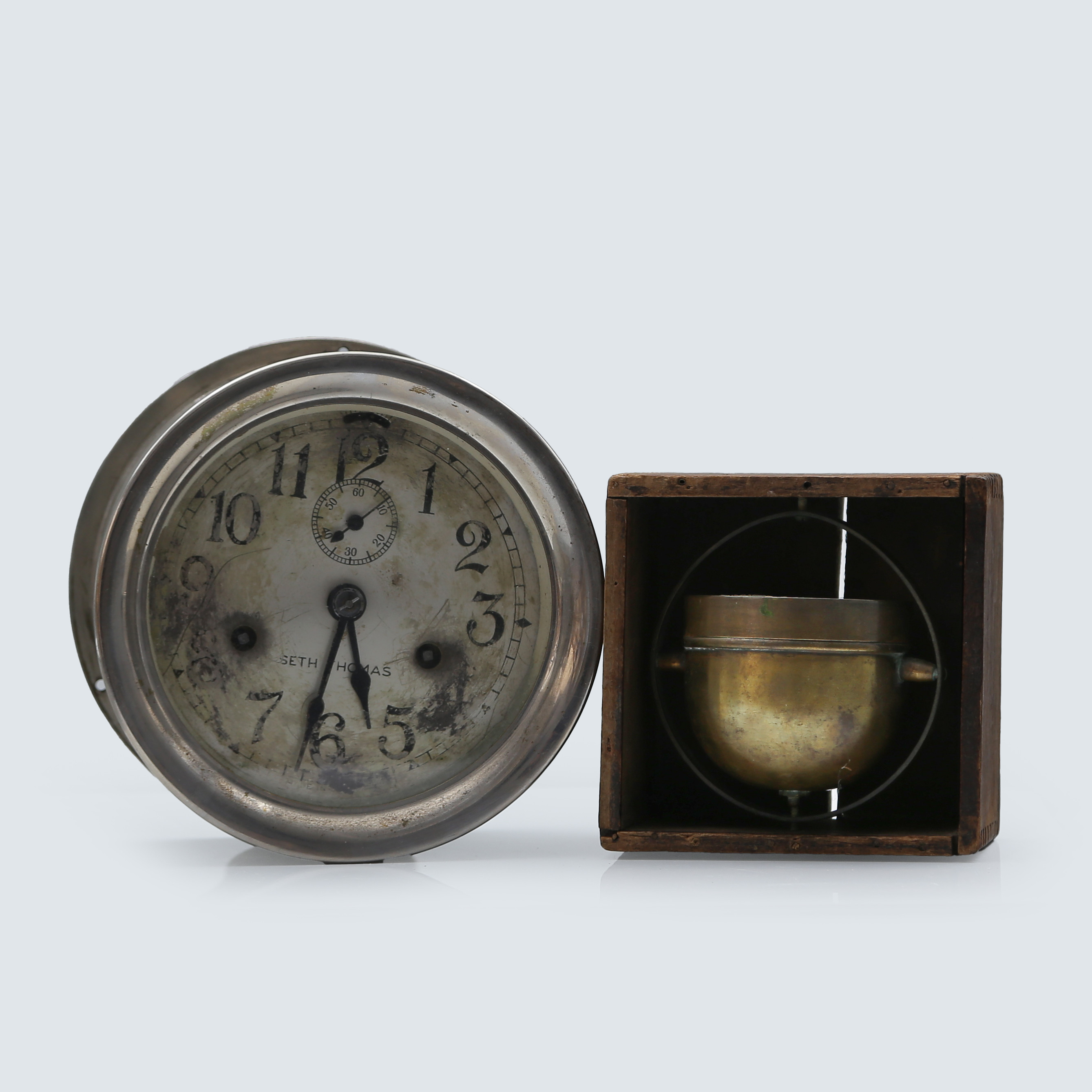 SKEPPSKLOCKA SETH THOMAS SAMT KOMPASS P.A. CHISHOLM GLOUCESTER I TRÄLÅDA, 1800/1900.