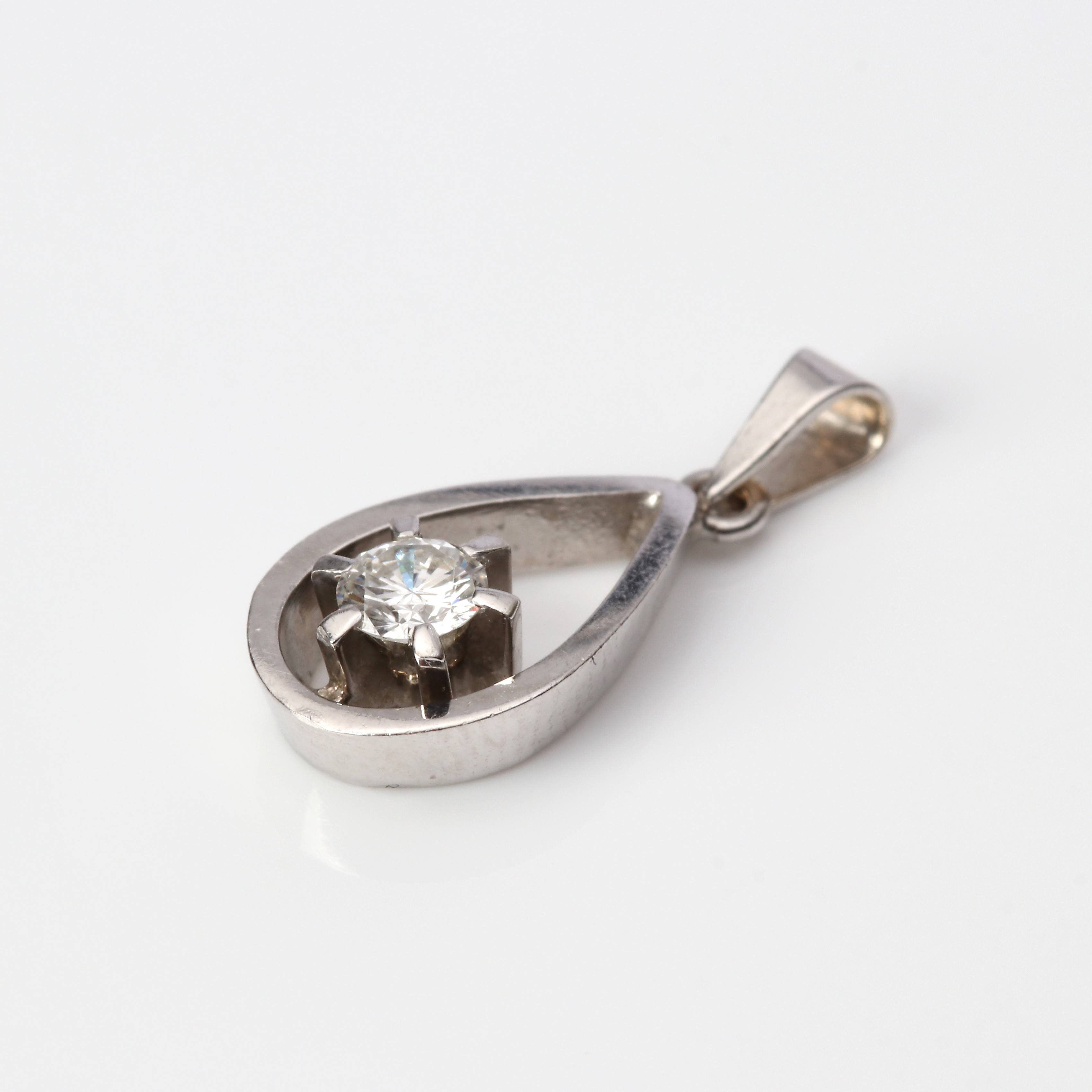 DIAMANTHÄNGE. 18k vitguld med en briljantslipad diamant, totalvikt ca 1,6 gram.