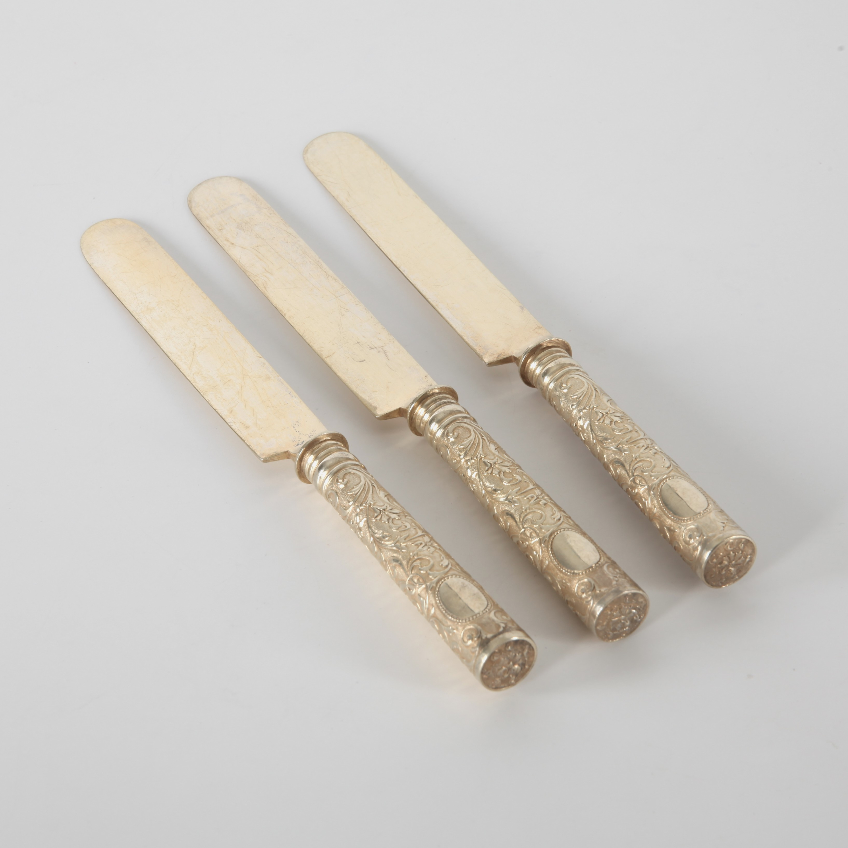 SMÖRKNIVAR, 3 st, förgyllt silver, 1900-talets första hälft.