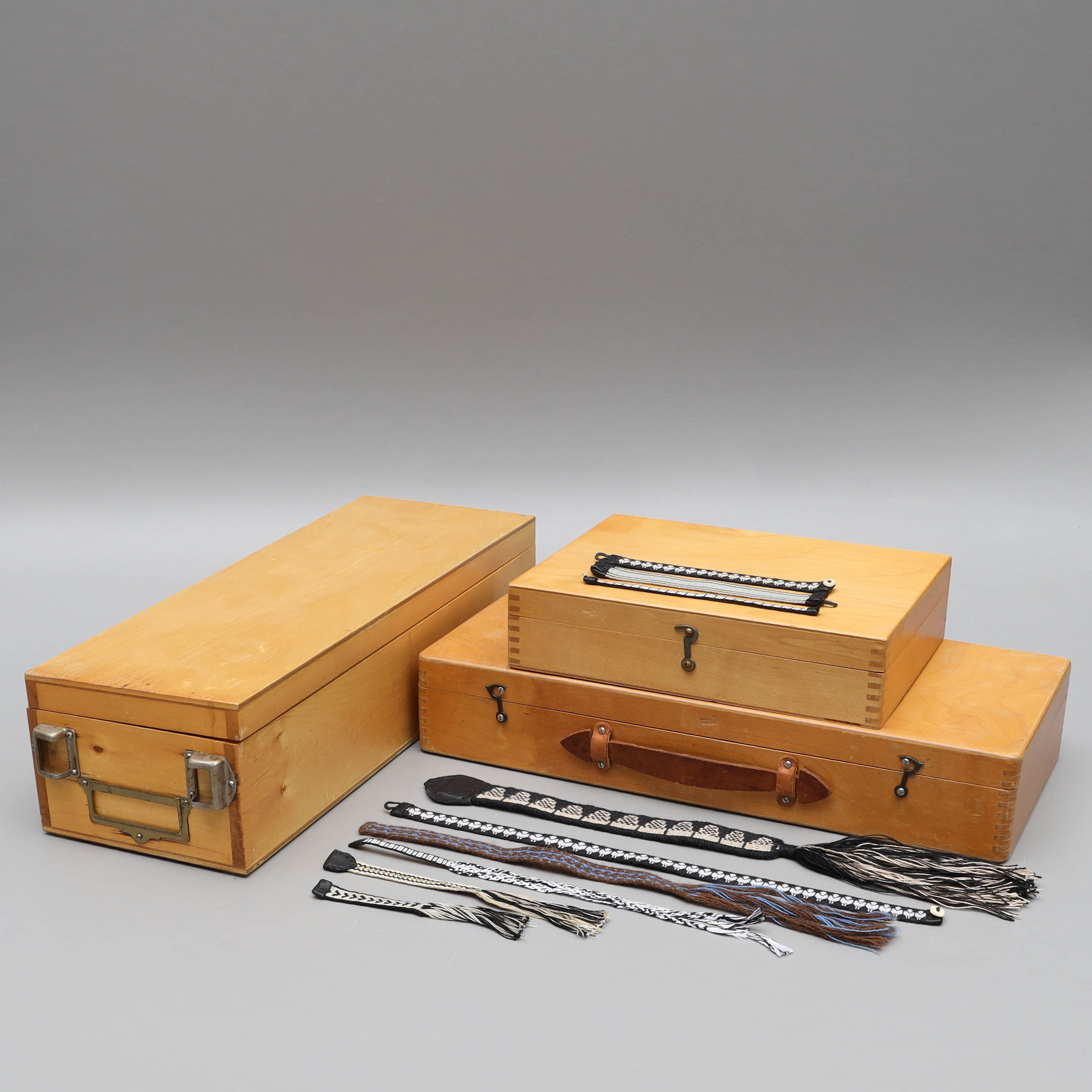 TRÄBOXAR, 3 delar, fyllda med 20 vävda bokmärken, 1900-tal.