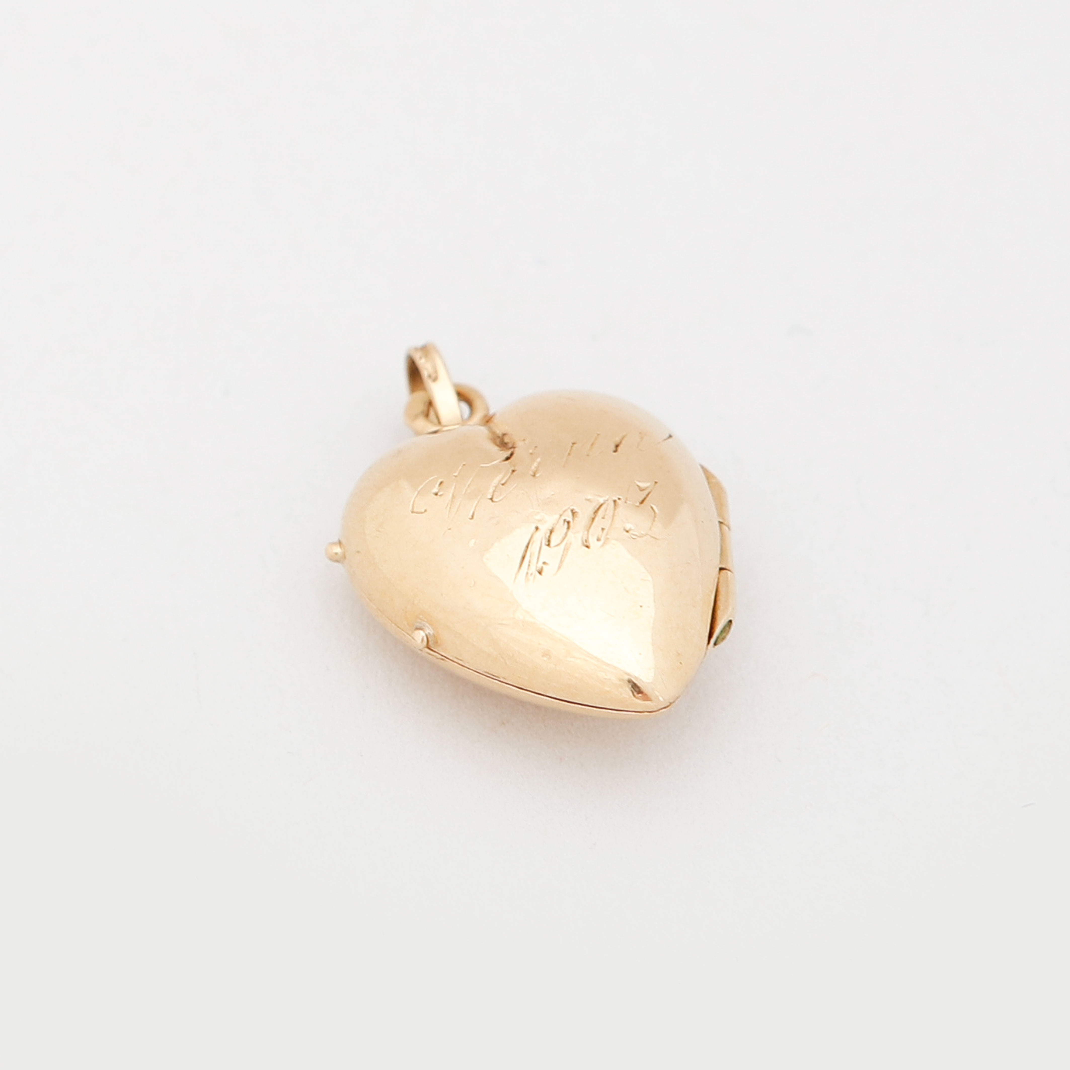 MEDALJONG/ HJÄRTA med FOTOGÖMMA, 18k guld, pärla, vikt ca 2 gram, ca 1900.