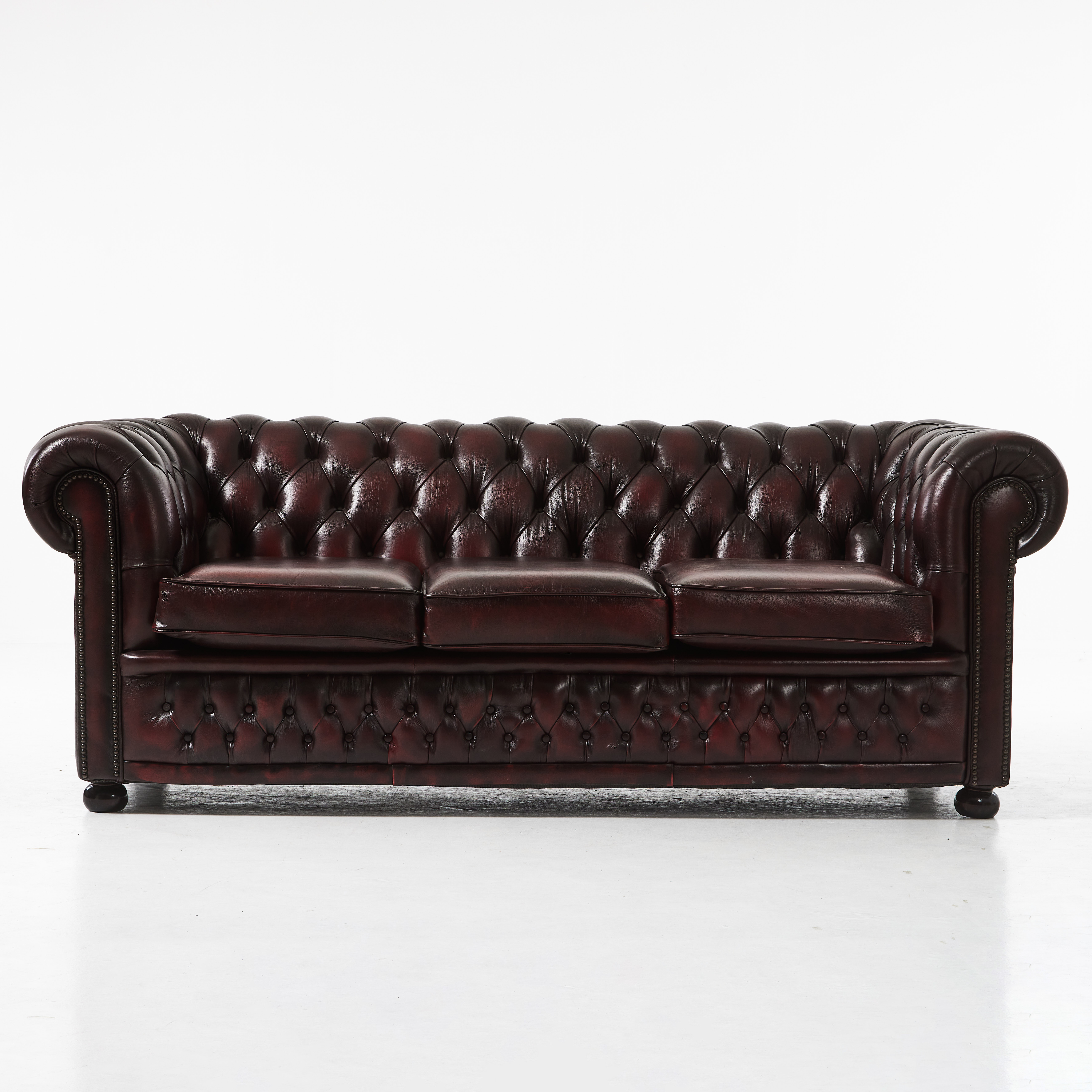 WINCHESTER FURNITURE, soffa, fåtölj, 1900-talets slut, chesterfieldmodell, klädsel i oxblodsfärgat läder.