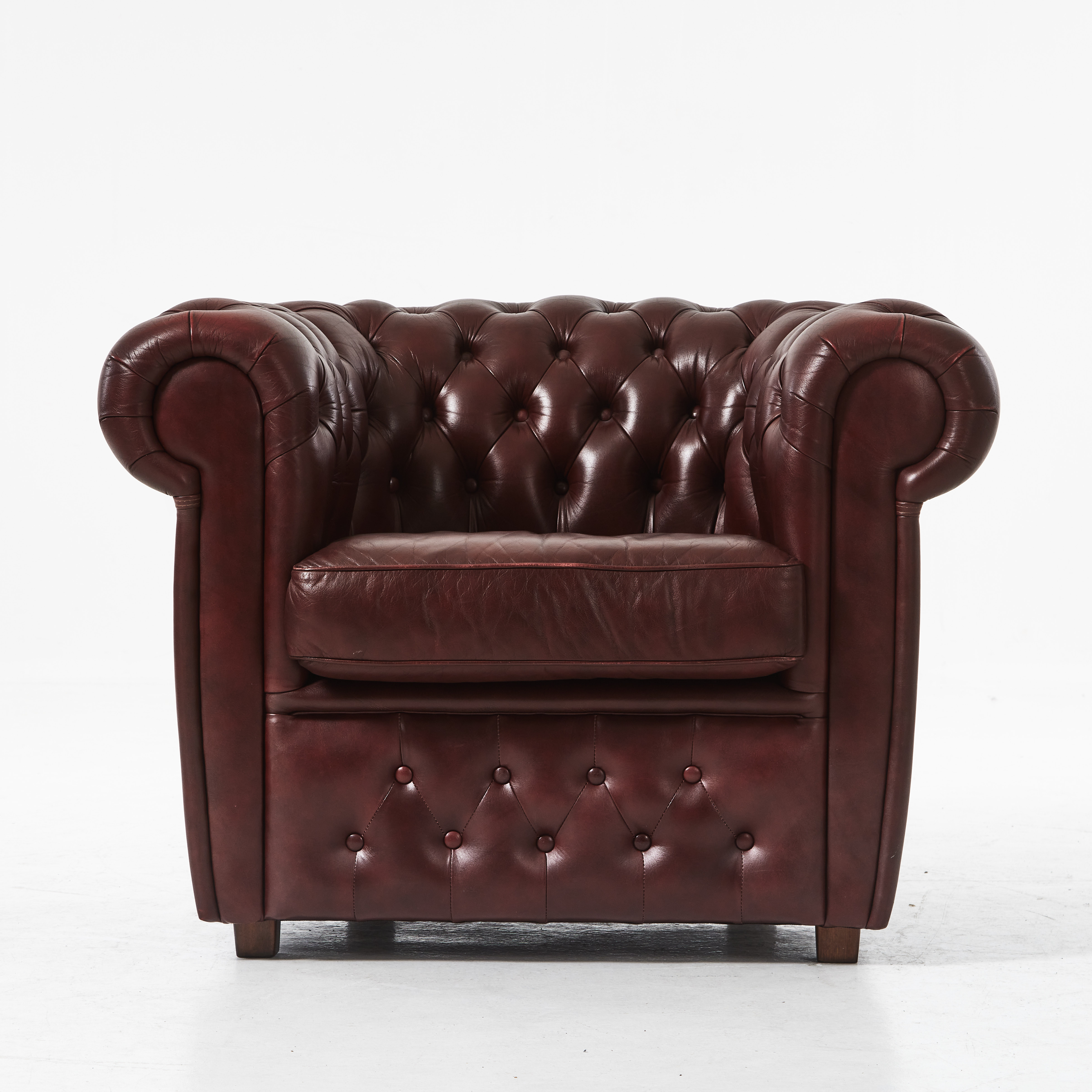FÅTÖLJ, 1900-talets slut, chesterfieldmodell, klädsel i oxblodfärgat läder.
