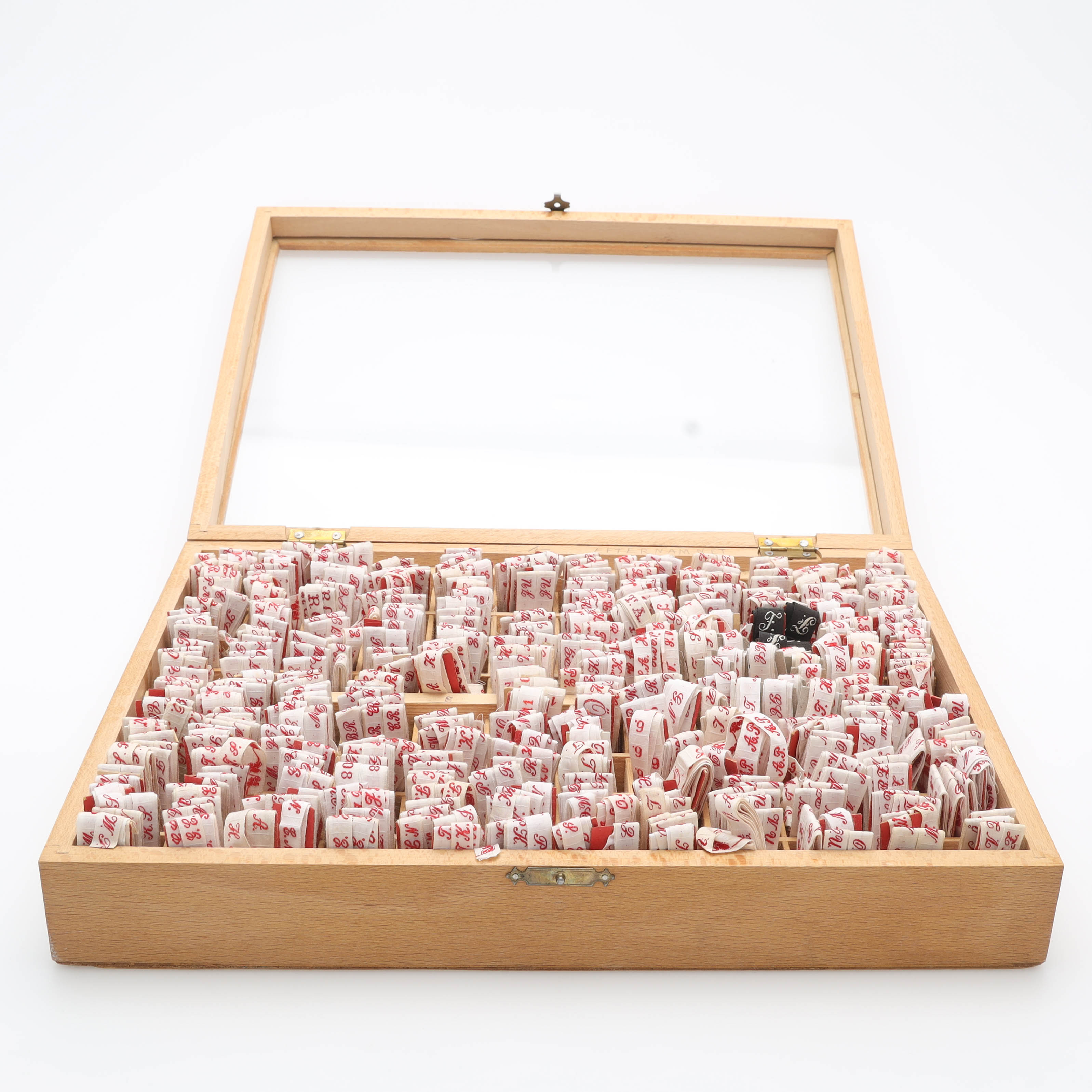 DISPLAYBOX, fylld med monogramsignerade band, blandade signeringar.