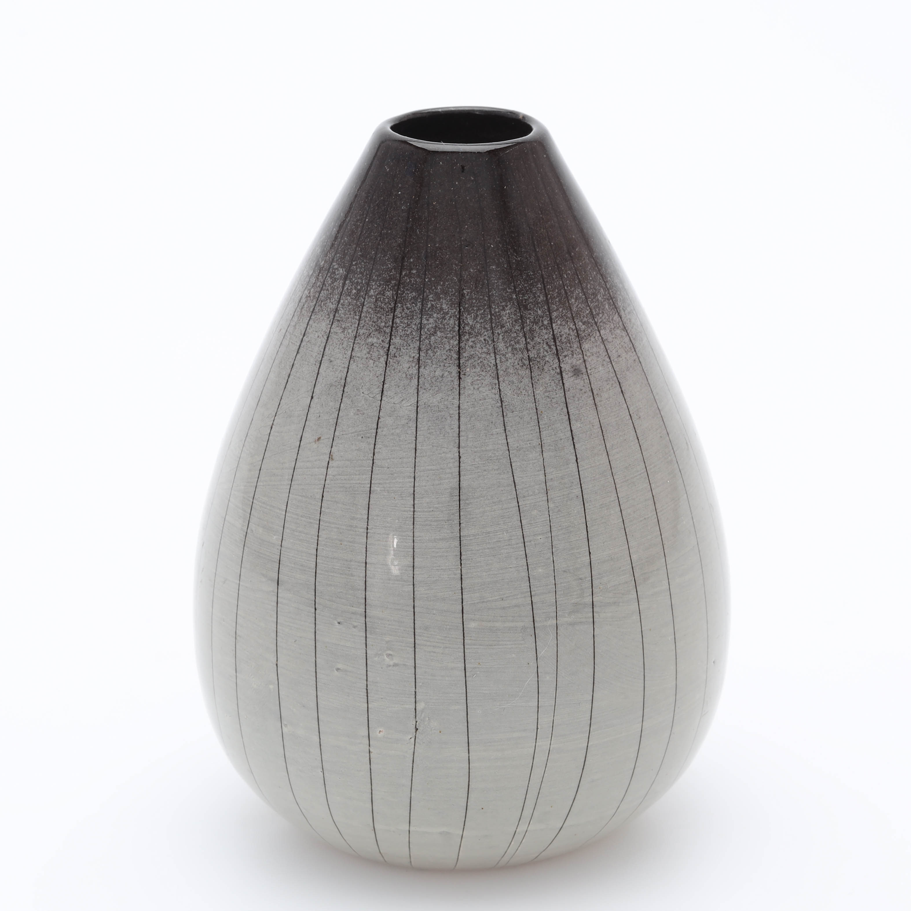 VICKE LINDSTRAND. vas, glaserad stengods, monogramsignerad.