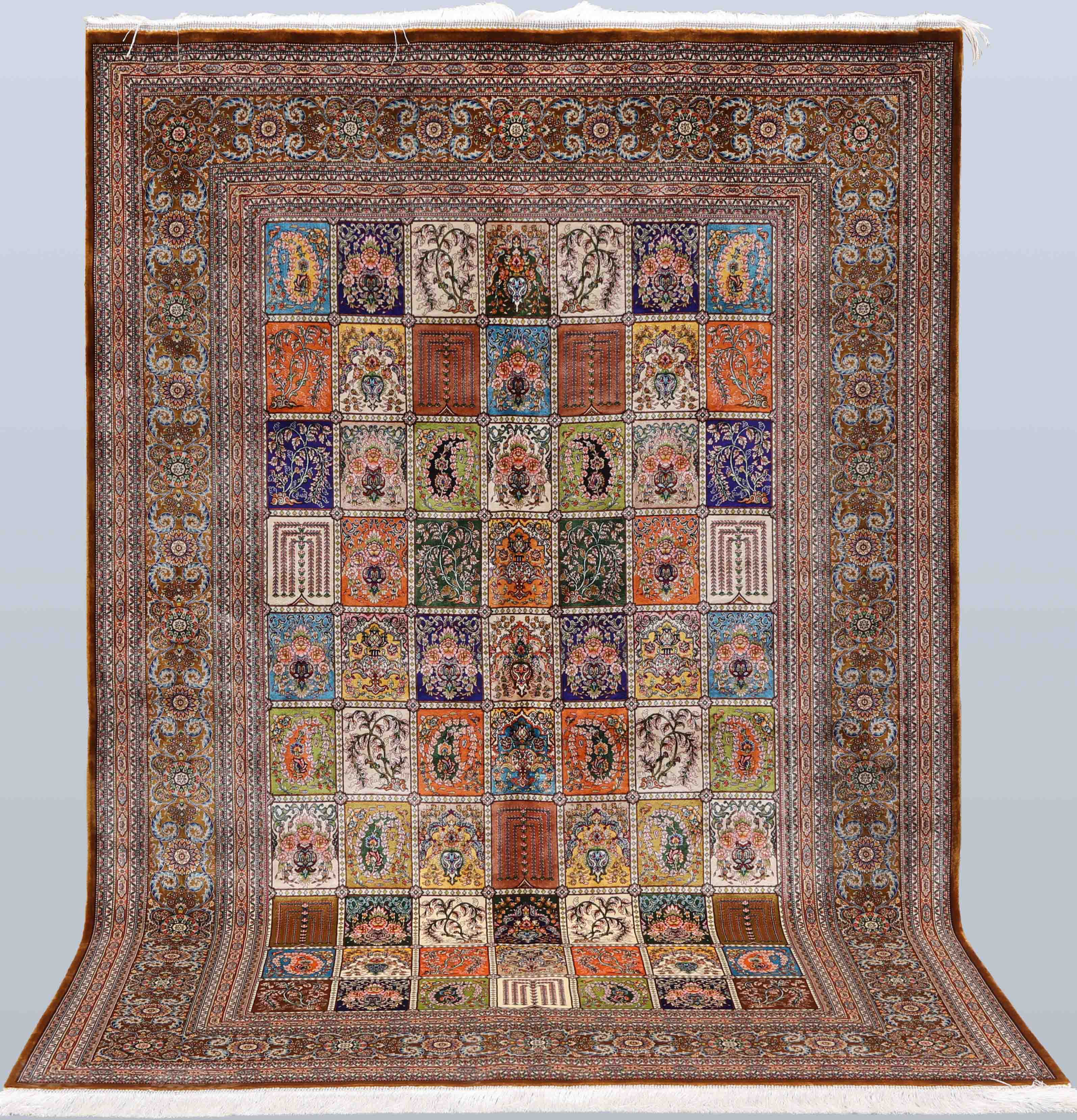 MATTA. Silkematta, delvis maskinvävd, trädgårdsmönstrad, 225 x 150 cm.