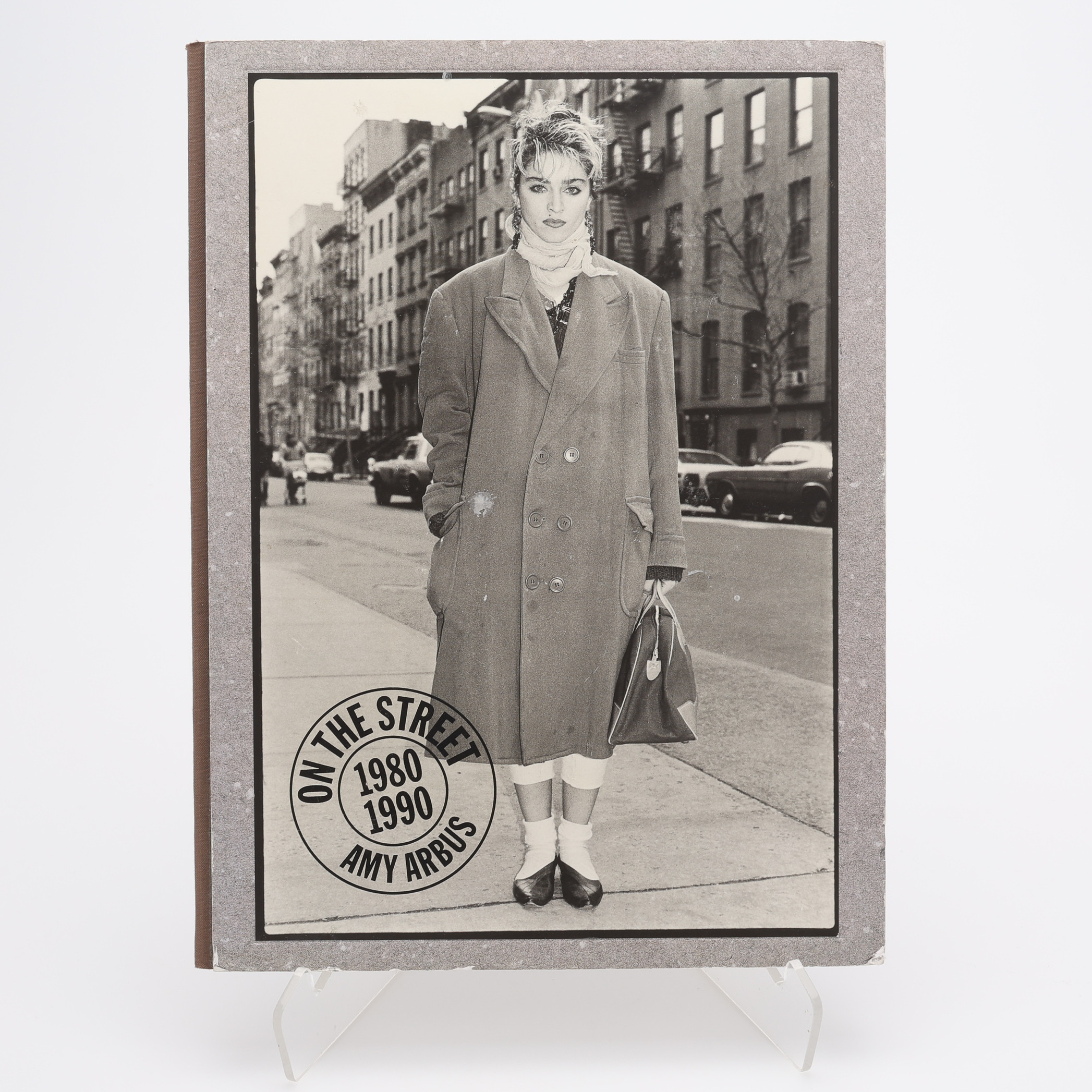 FOTO. DEN AMERIKANSKE FOTOGRAFEN AMY ARBUS "ON THE STREET 1980-1990" I FÖRSTA UPPLAGAN.