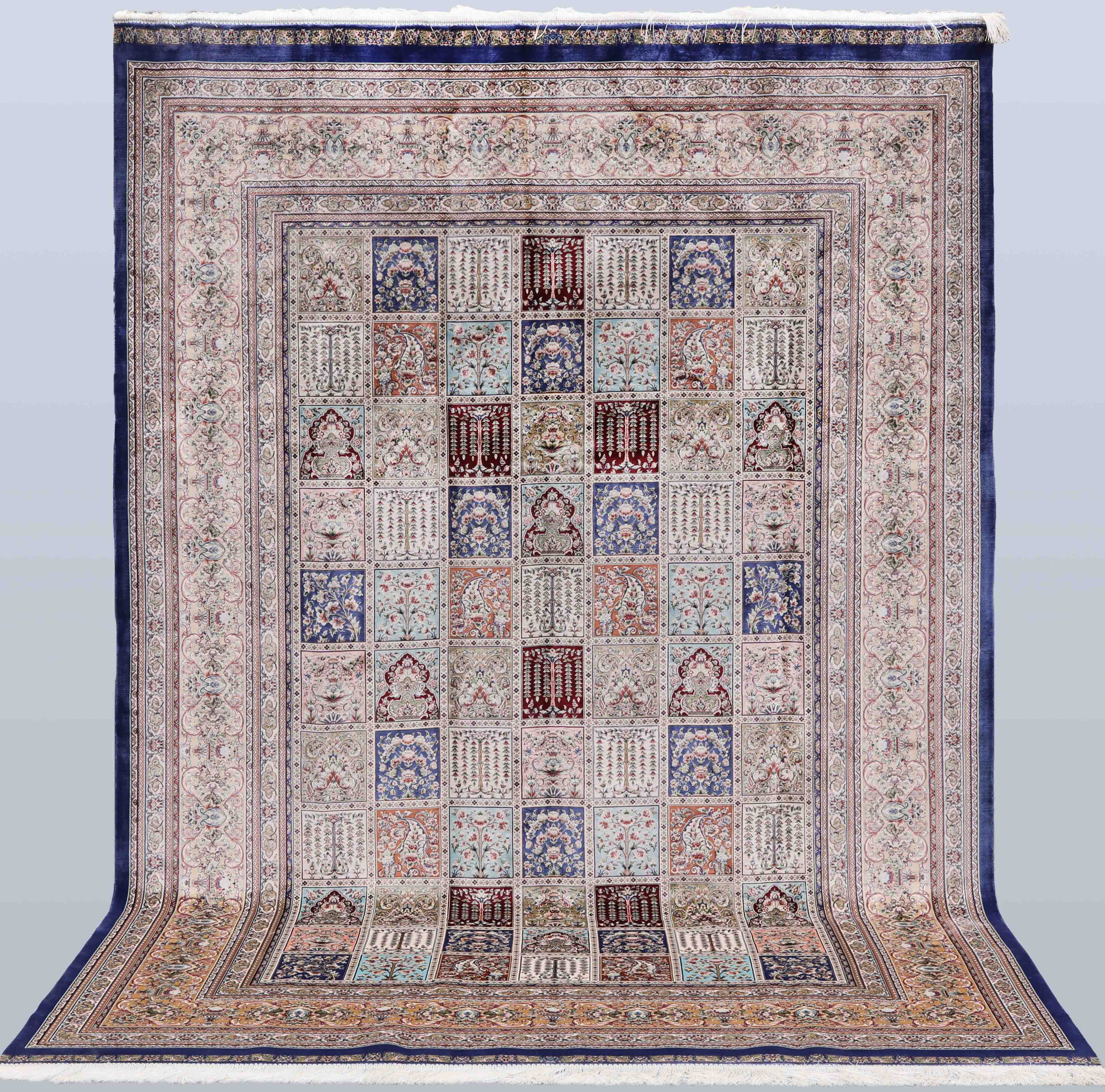 MATTA. Silkematta, delvis maskinvävd, trädgårdsmönstrad, 300 x 200 cm.