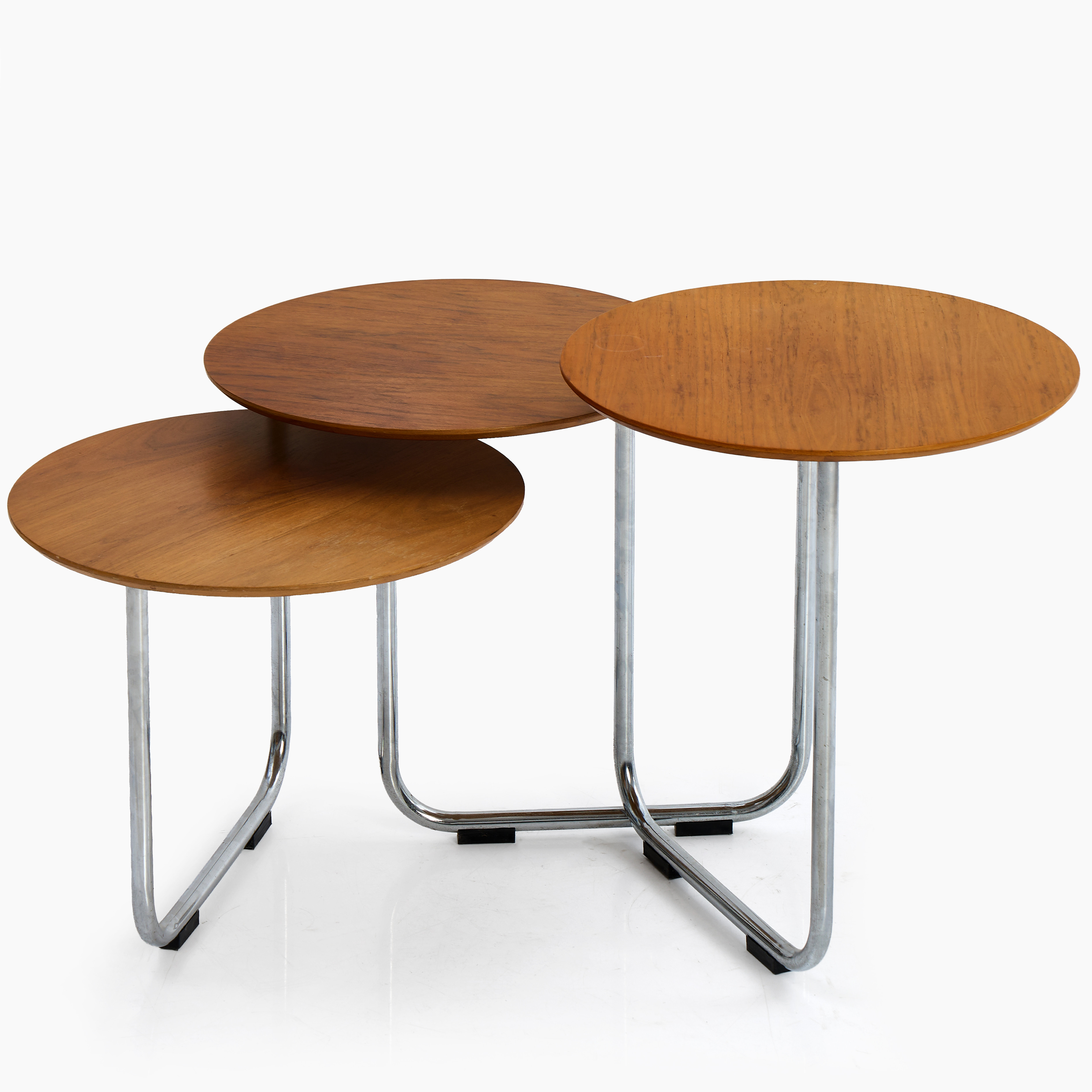 SATSBORD, 2000-tal, hopkopplad rörlig benställning i kromad metall, runda skivor fanerade i valnät.