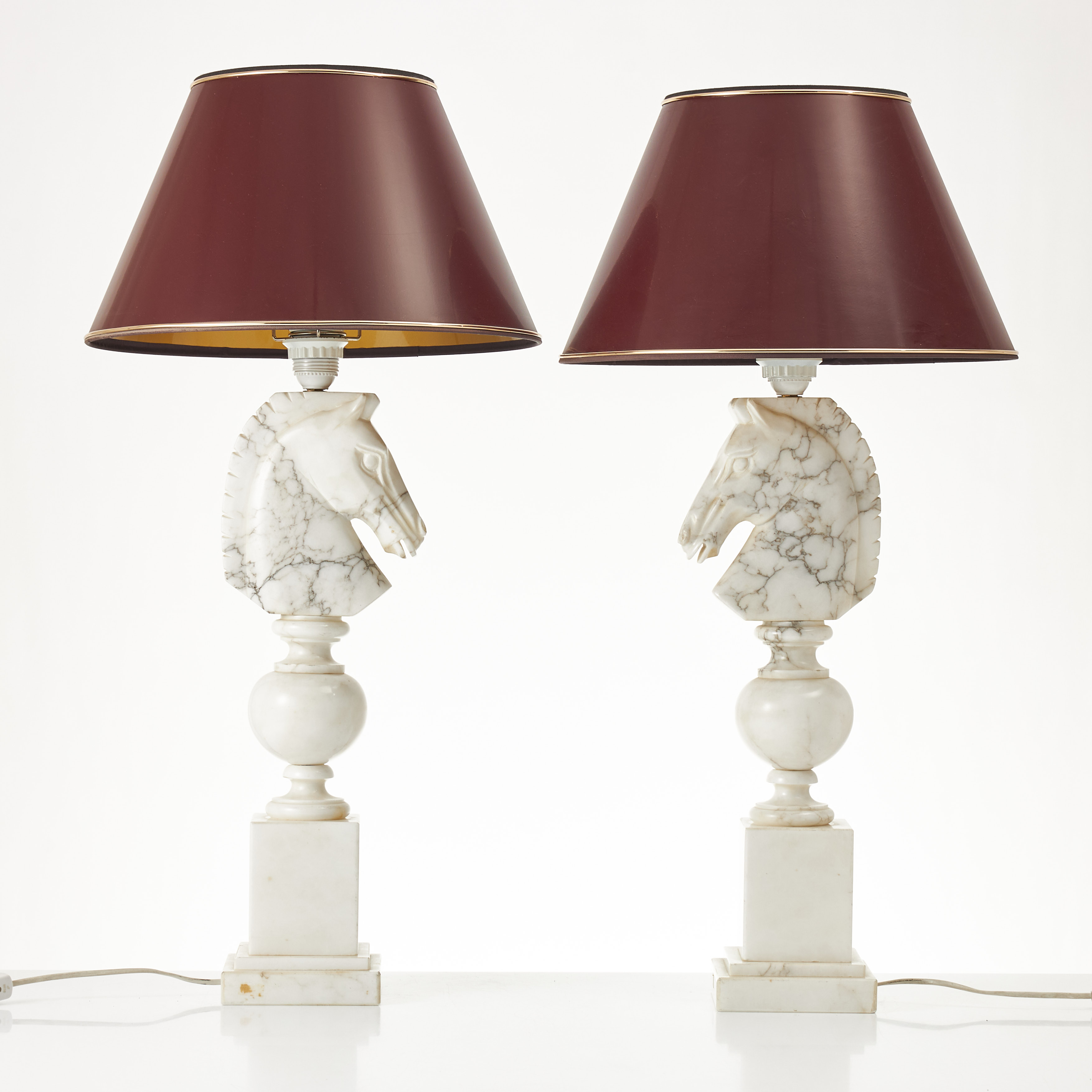 BORDSLAMPOR, 1 par, 1900-talets andra hälft, Italien, alabaster, föreställande hästhuvuden, etikettmärkning.