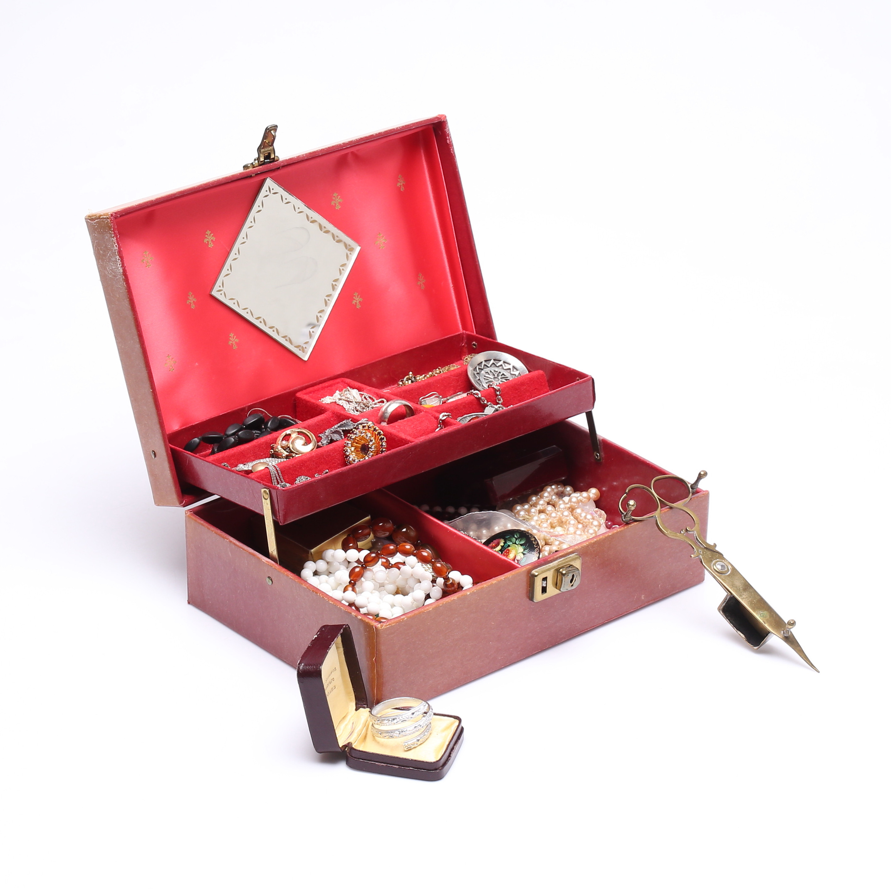 SKRIN med BIJOURERIER och silversmycken.