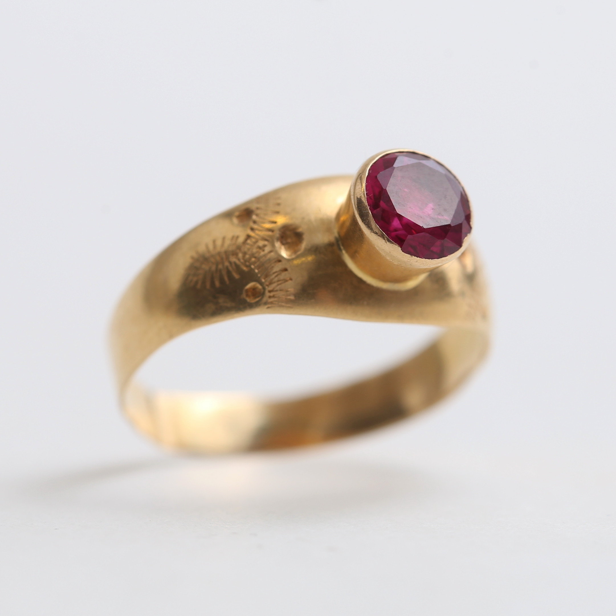RING, 18 k guld med röd sten 1,86 gram, Hedbergs Guld Dalsjöfors, 1975.