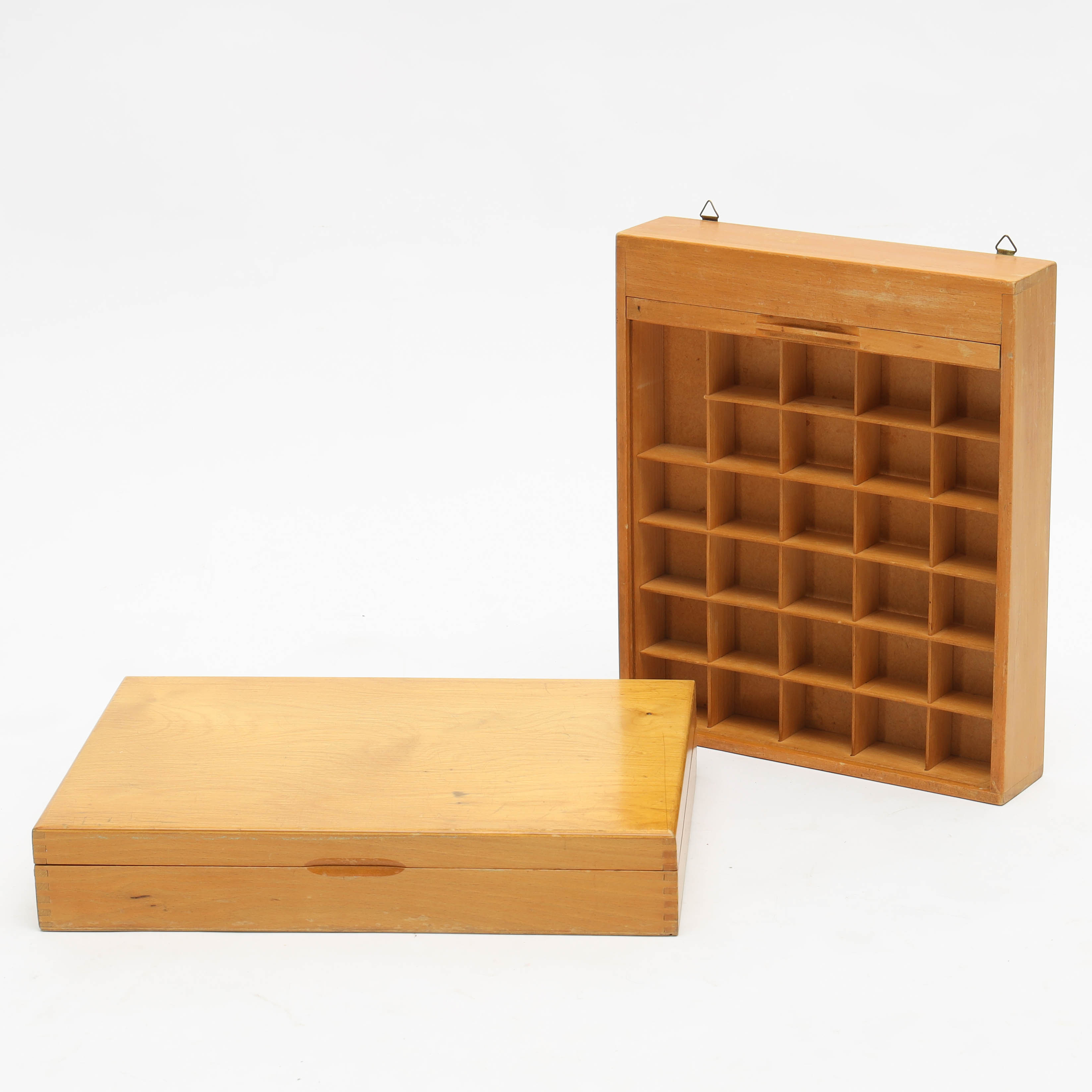 FÖRVARINGSBOXAR, två delar, för garn Wolf Handarbeitsgarne, med jalusi för föremål, 1900-talets mitt.