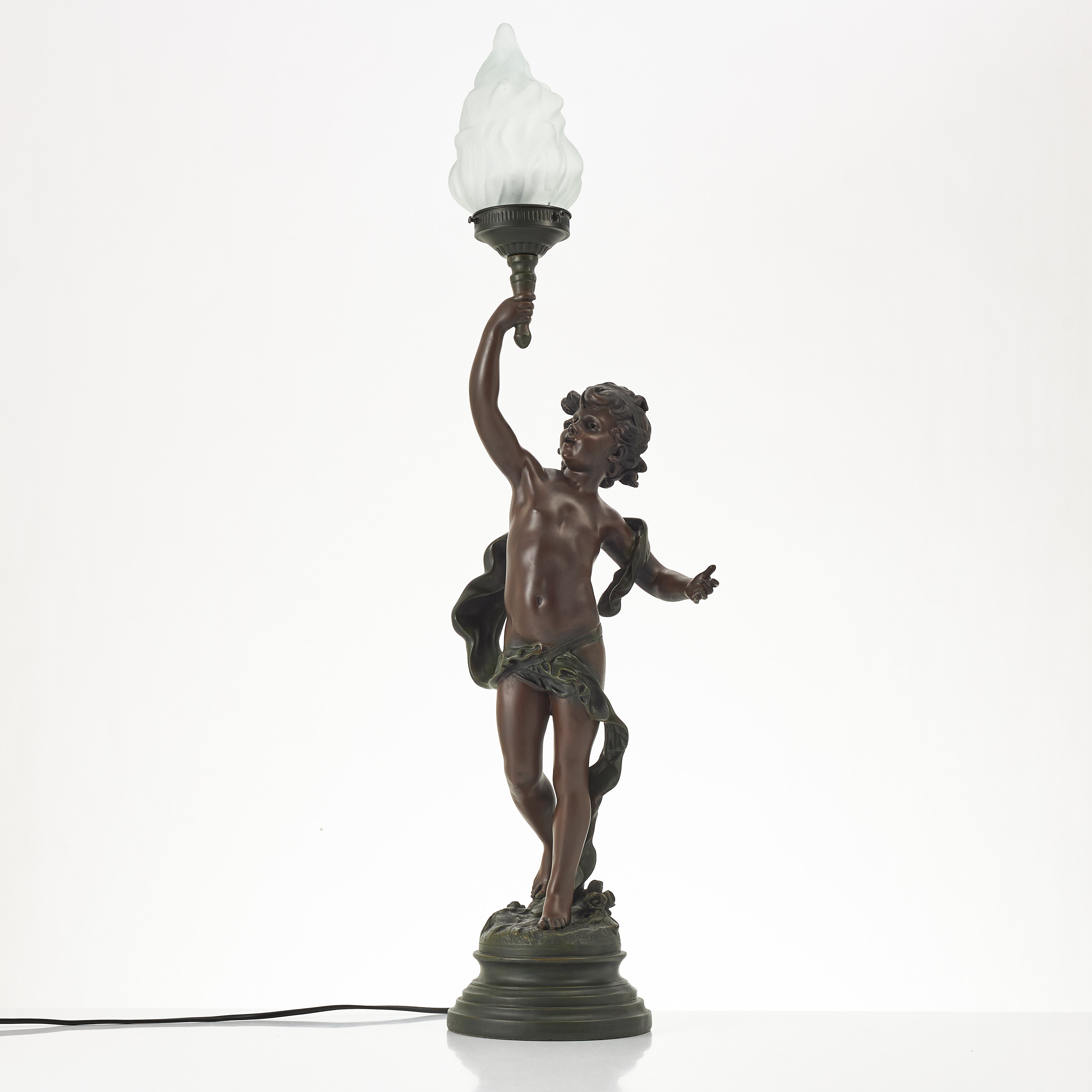 BORDSLAMPA. 1900-talets slut, grön- och mörkpatinerad konstmassa.