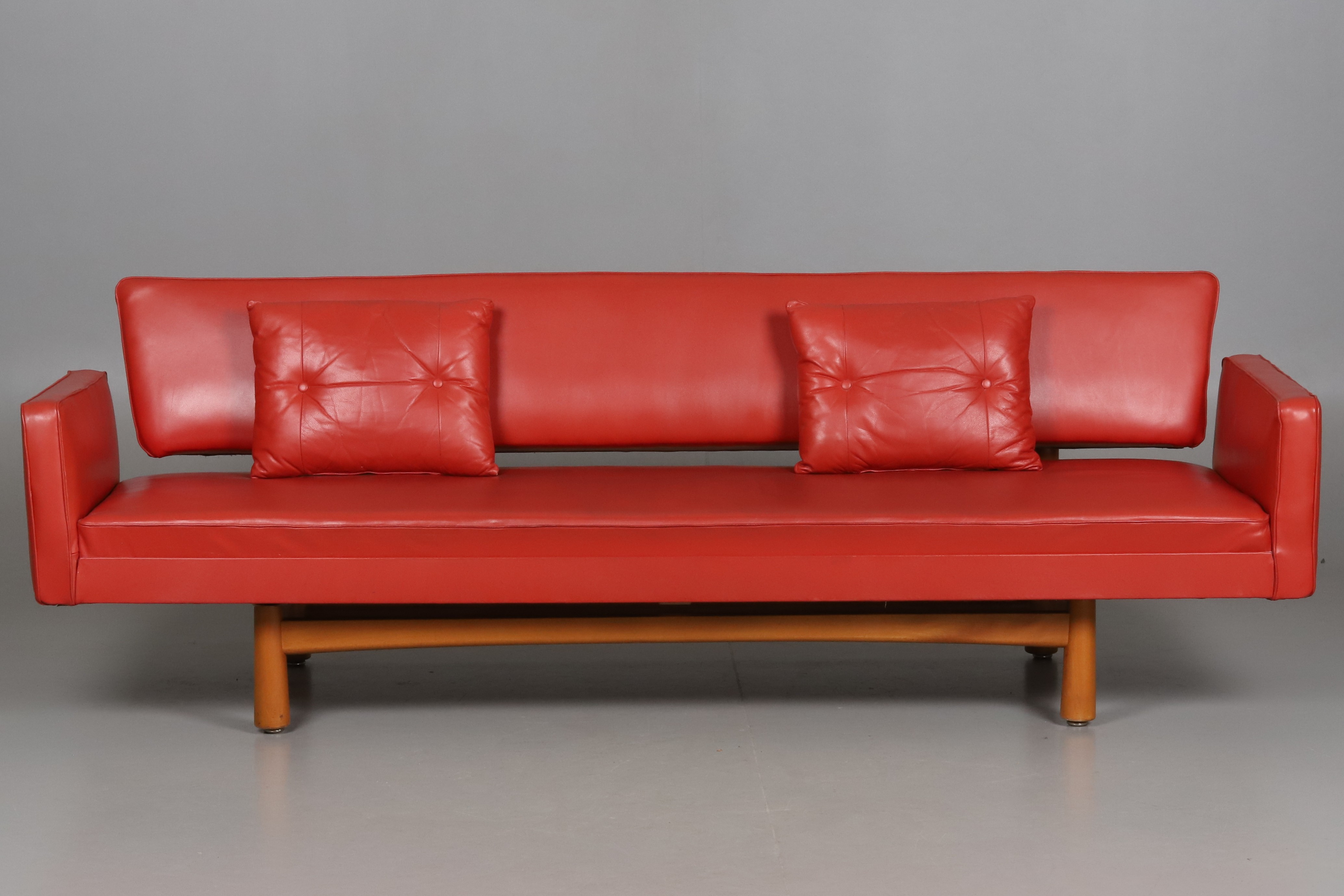 EDWARD J WORMLEY. "New York", soffa, Dux 1900-talets andra hälft, modell 5316, bok, klädd i rött konstläder.