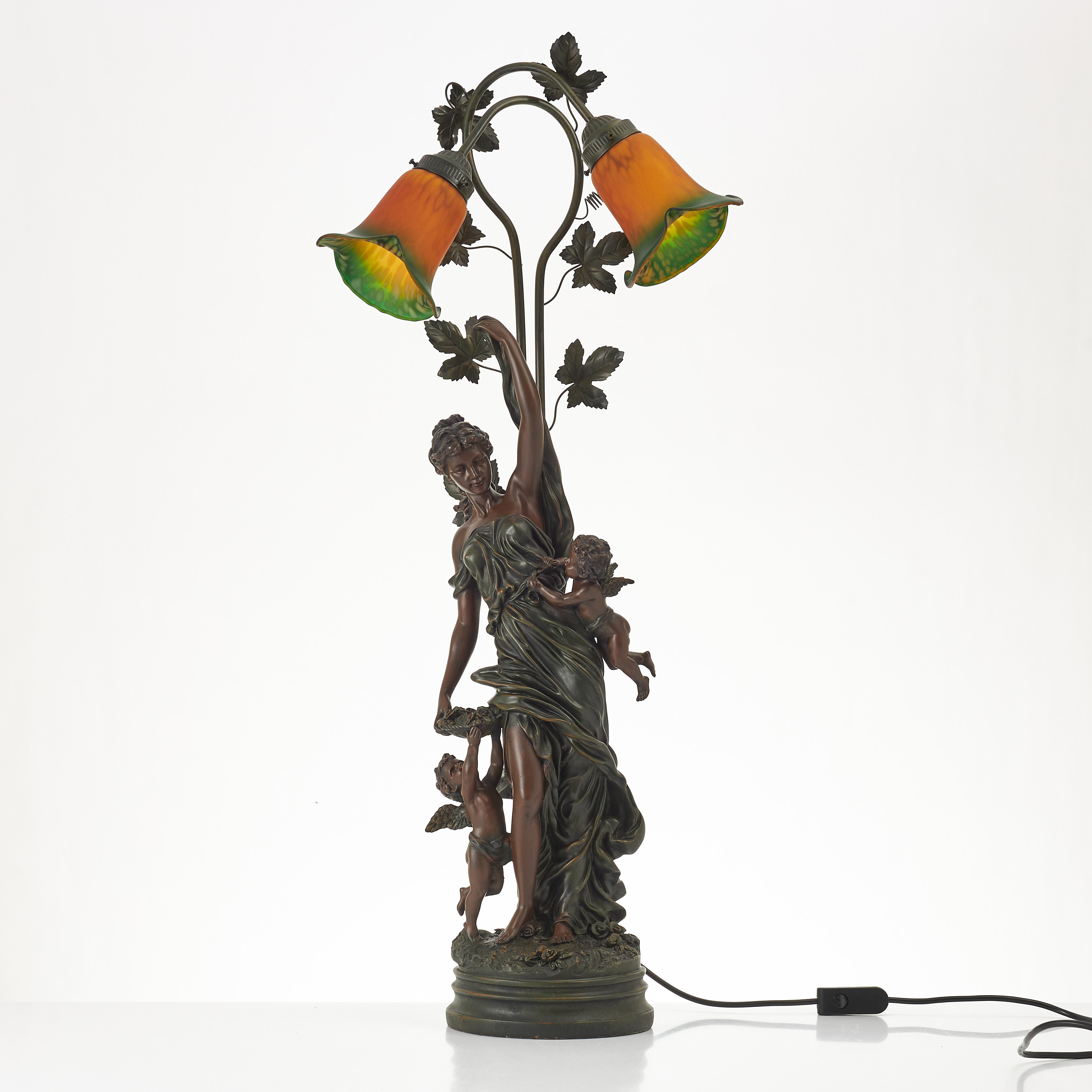 BORDSLAMPA. 1900-talets slut, grön- och mörkpatinerad konstmassa.