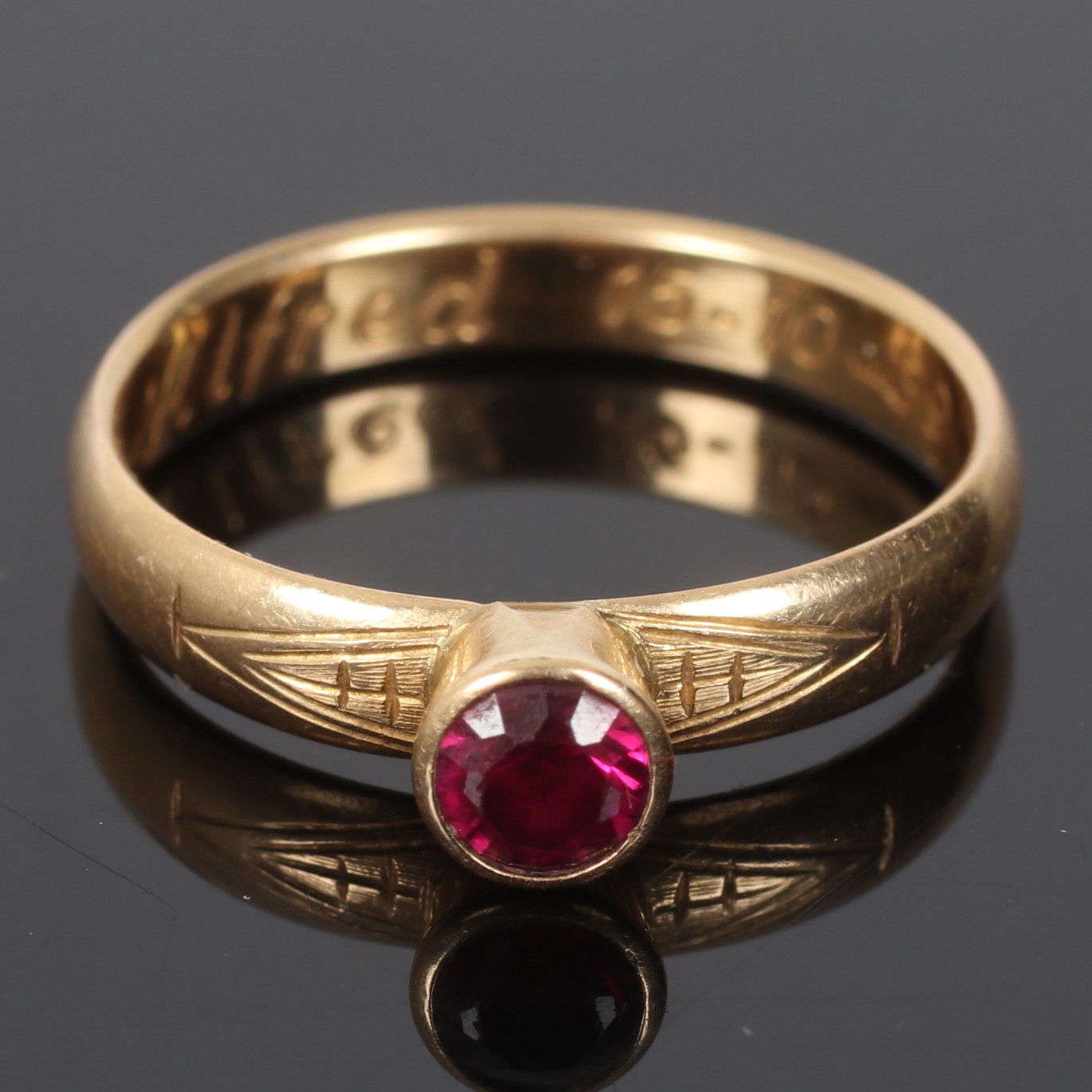 RING, 18k guld, med röd sten, Wickholms Guldsmedsaffär Ab, Sundsvall. 1975.