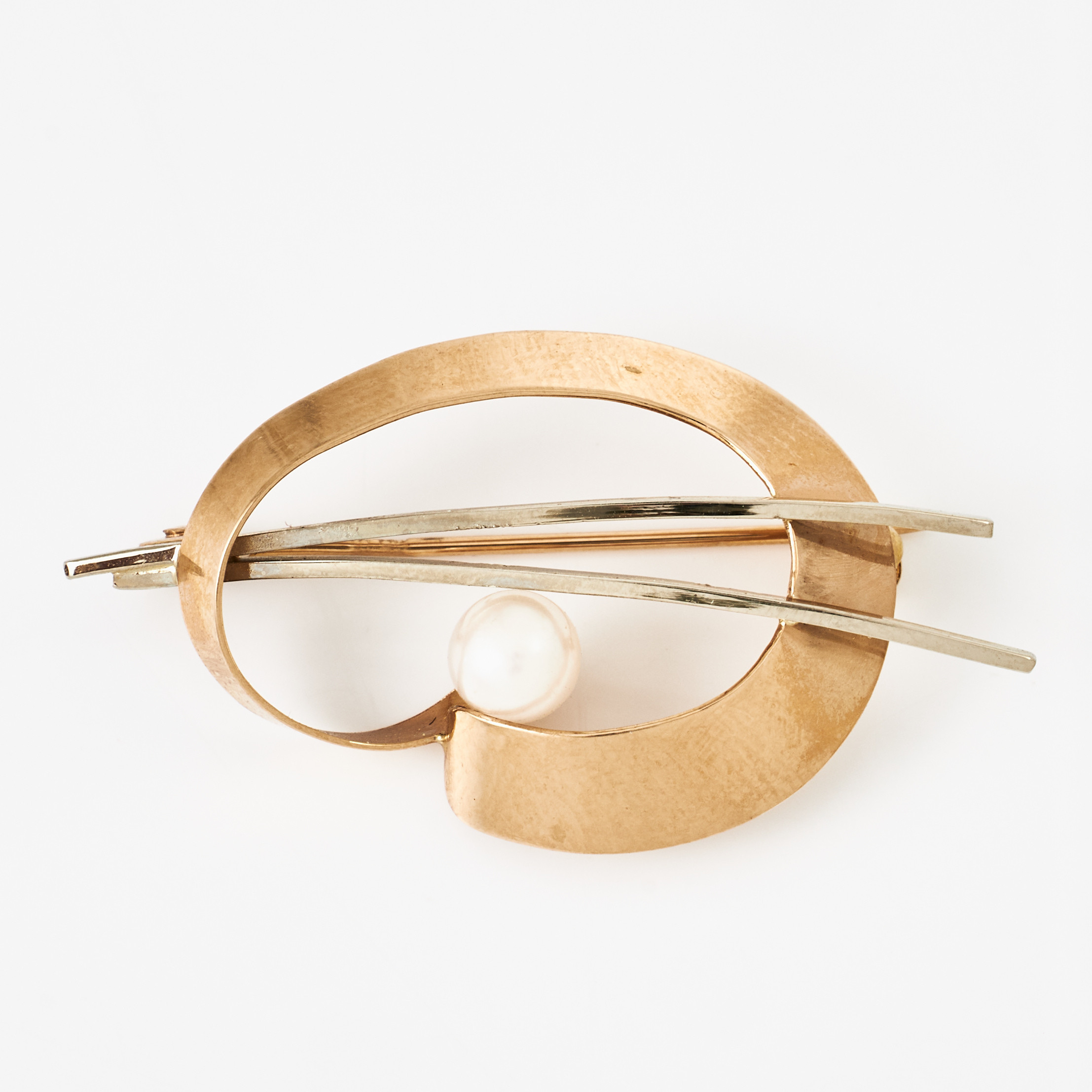BROSCH, 18 k guld, dekor med odlad saltvattenspärla ca 5,2 mm.