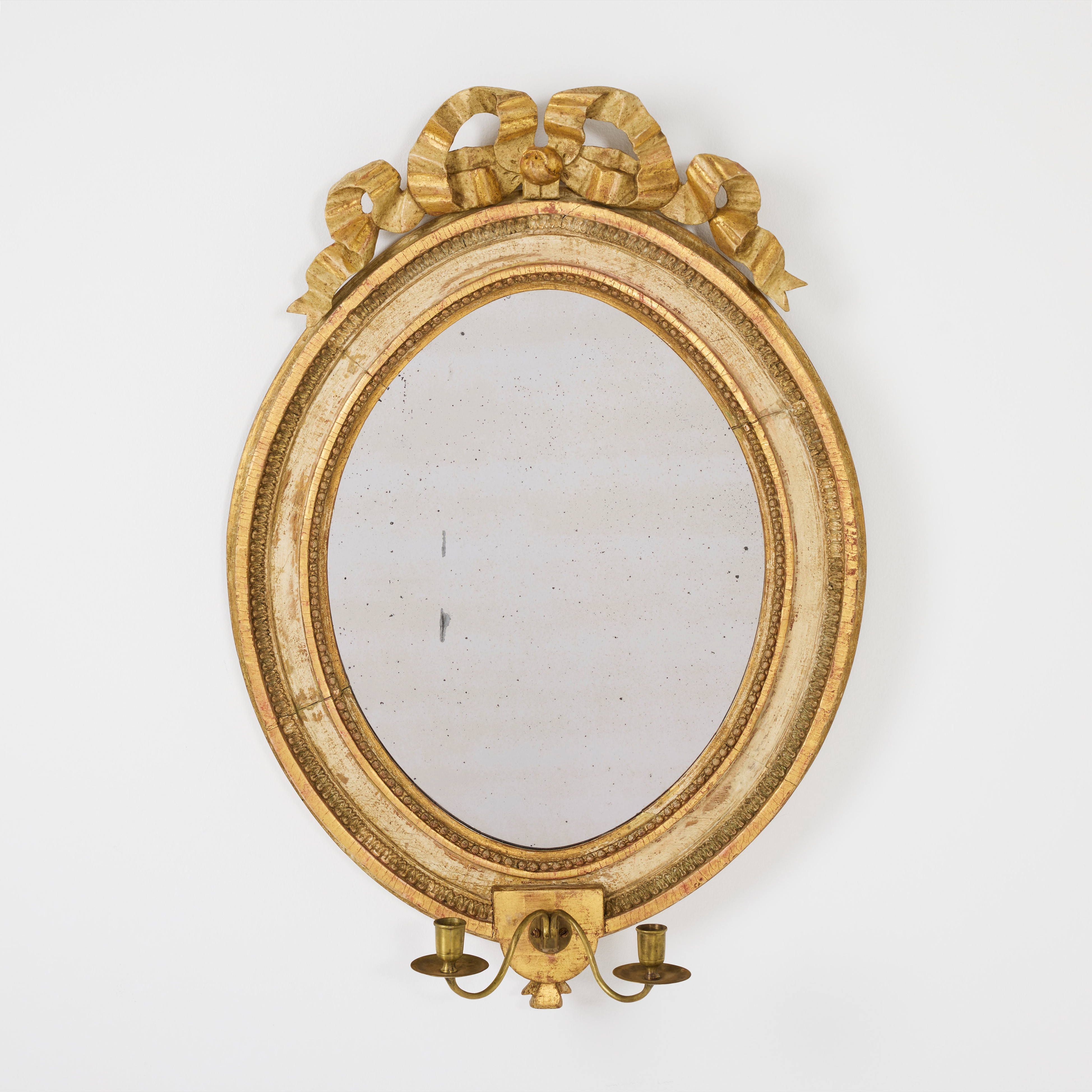 SPEGELLAMPETT, 1800-talet början, sengustaviansk, för två ljus, träskuren dekor och pastellage, framtagen äldre förgyllning.