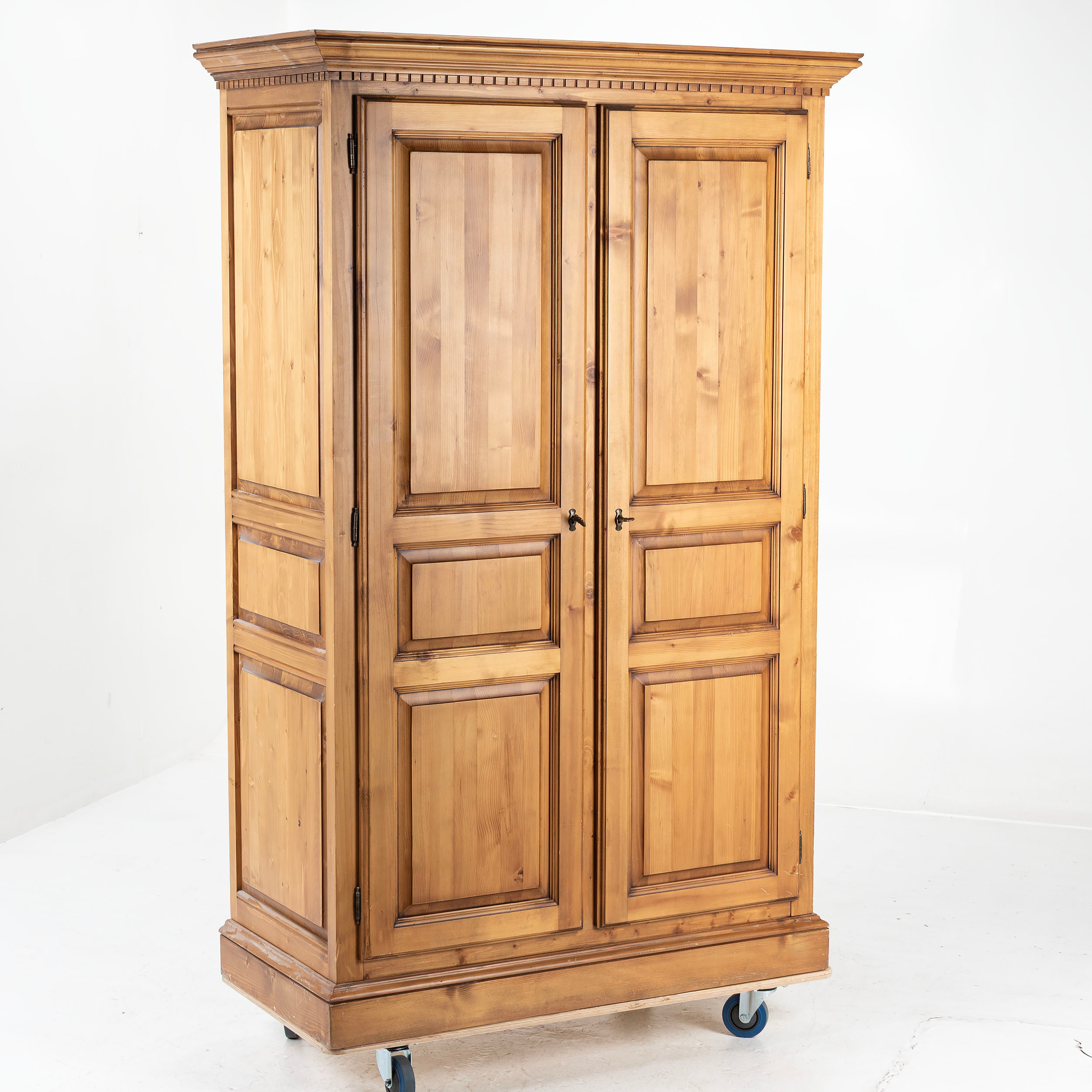 KLÄDSKÅP, samtida tillverkning.