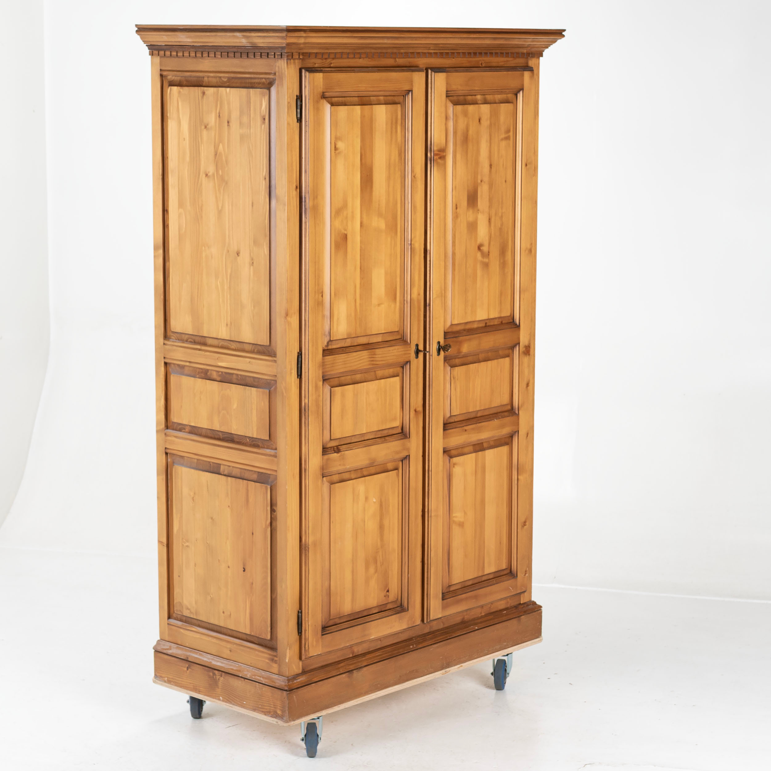 KLÄDSKÅP, samtida tillverkning.