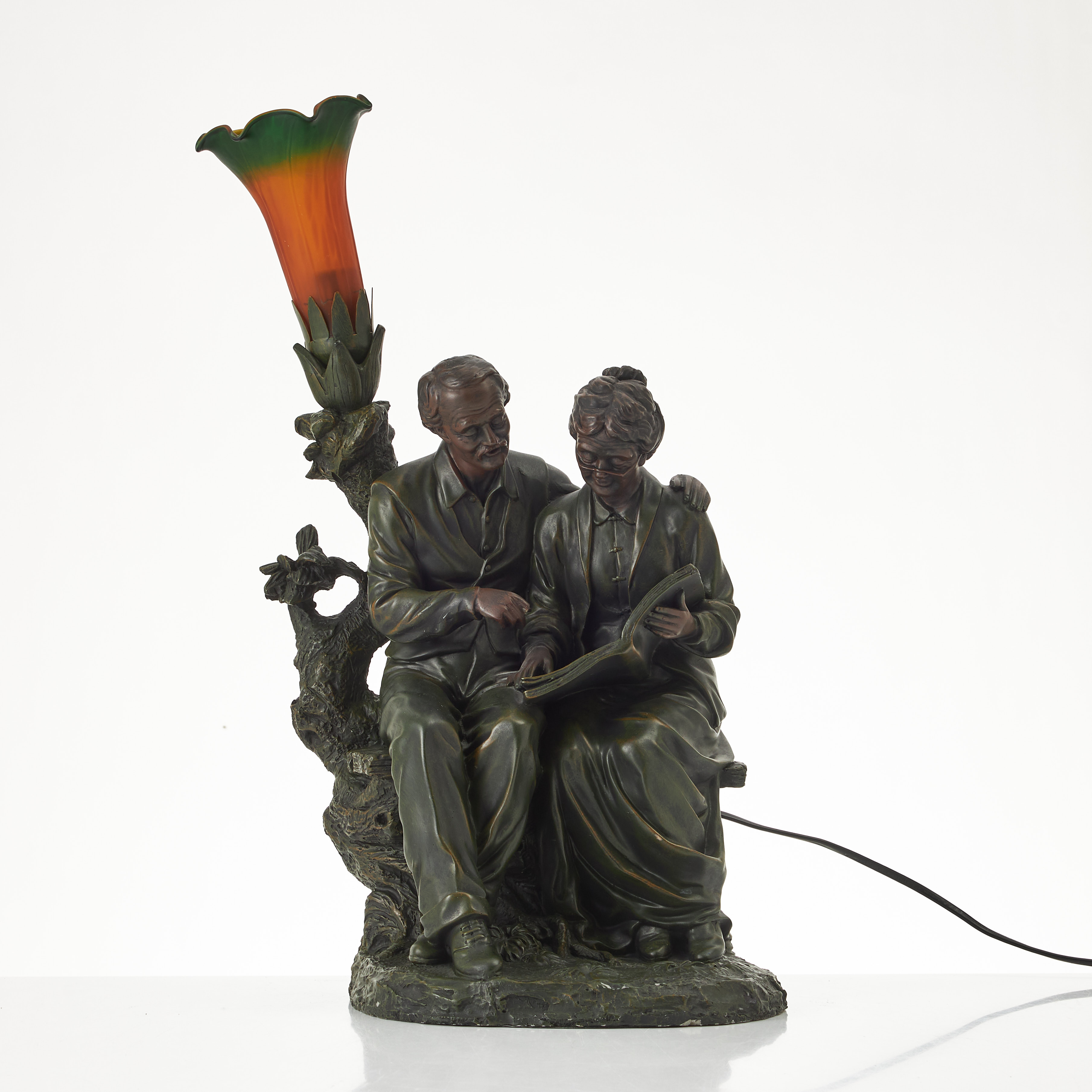 BORDSLAMPA. 1900-talets slut, grön- och mörkpatinerad konstmassa.