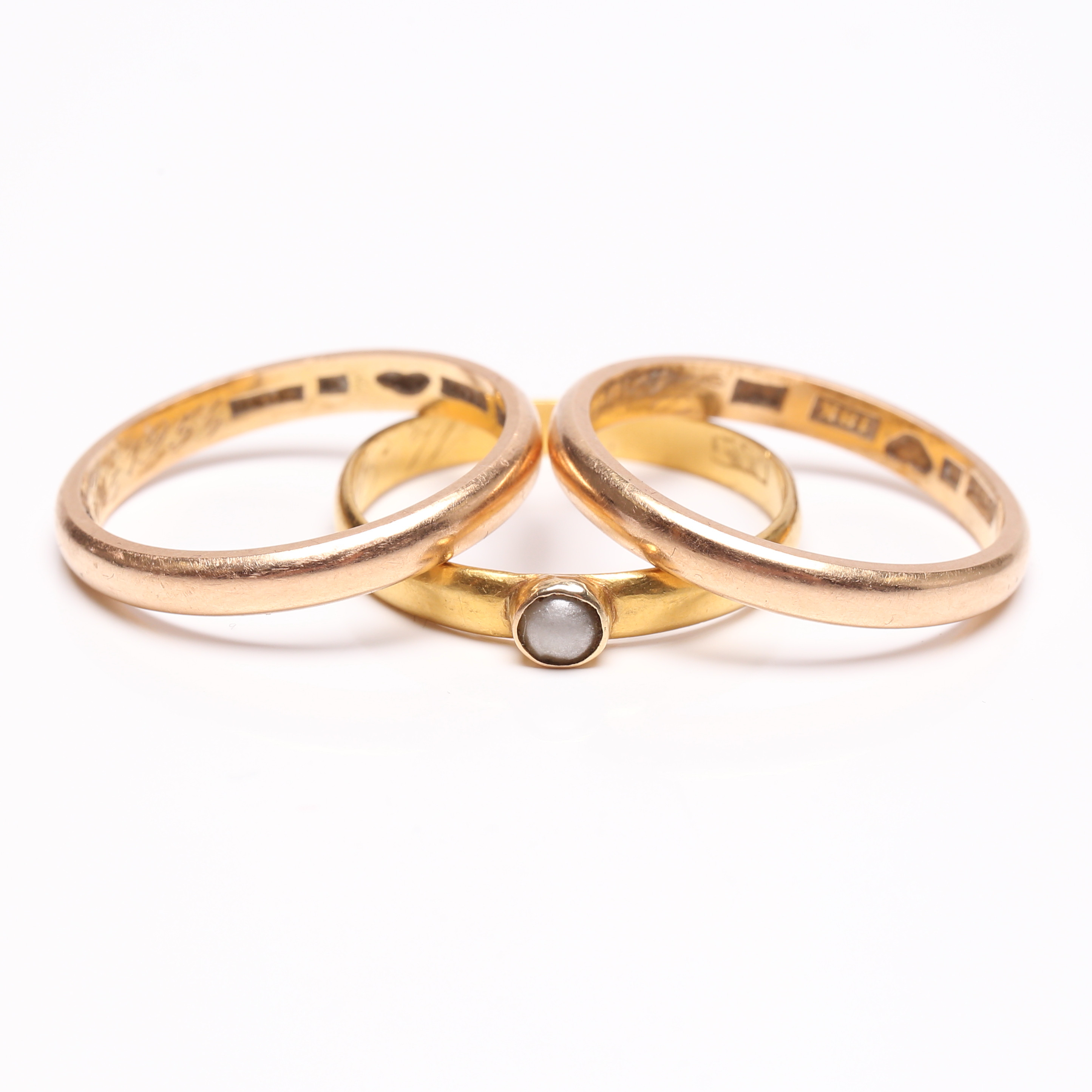 RINGAR, 2 st, 18k guld, vikt ca 7,2 gram samt RING, 23k guld med pärla, vikt ca 2,8 gram.