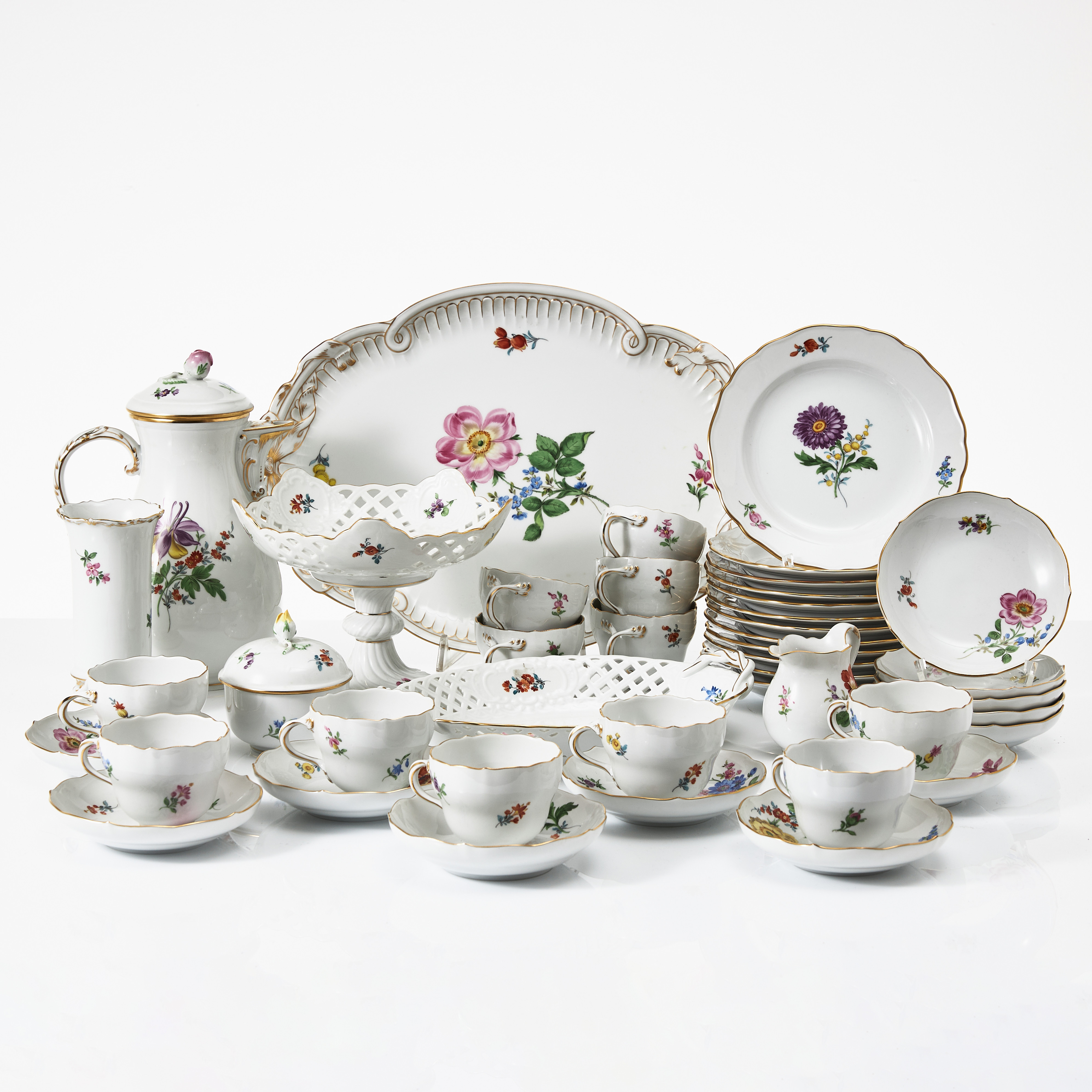 MEISSEN (etabl. 1710), kaffeservis, 31 dlr., porslin, Tyskland, 1900-talets mitt, dekor av strödda blommor, varje del med varierat motiv, detaljer i guld, konturerad kant.