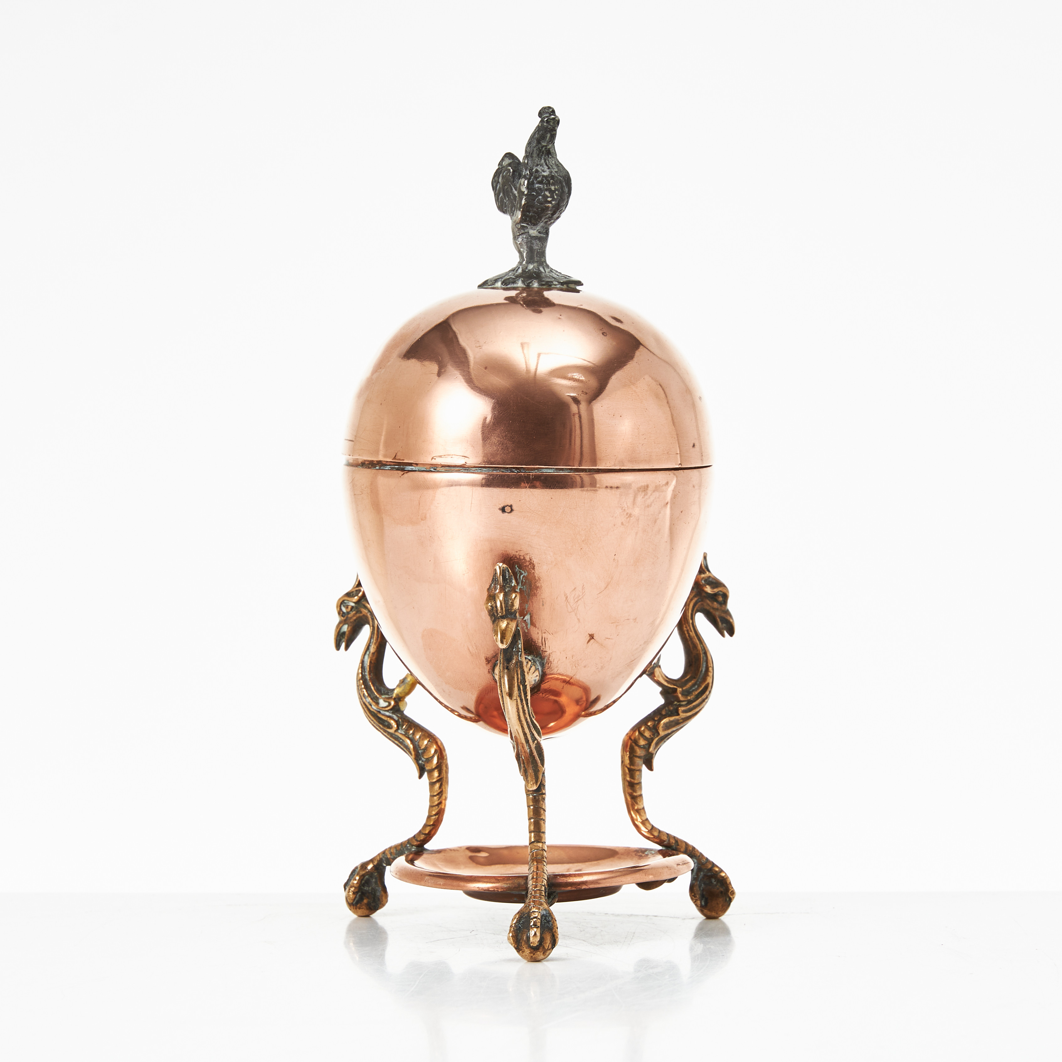 ÄGGVÄRMARE, koppar och mässing, dekor i form av tupp och drakar.